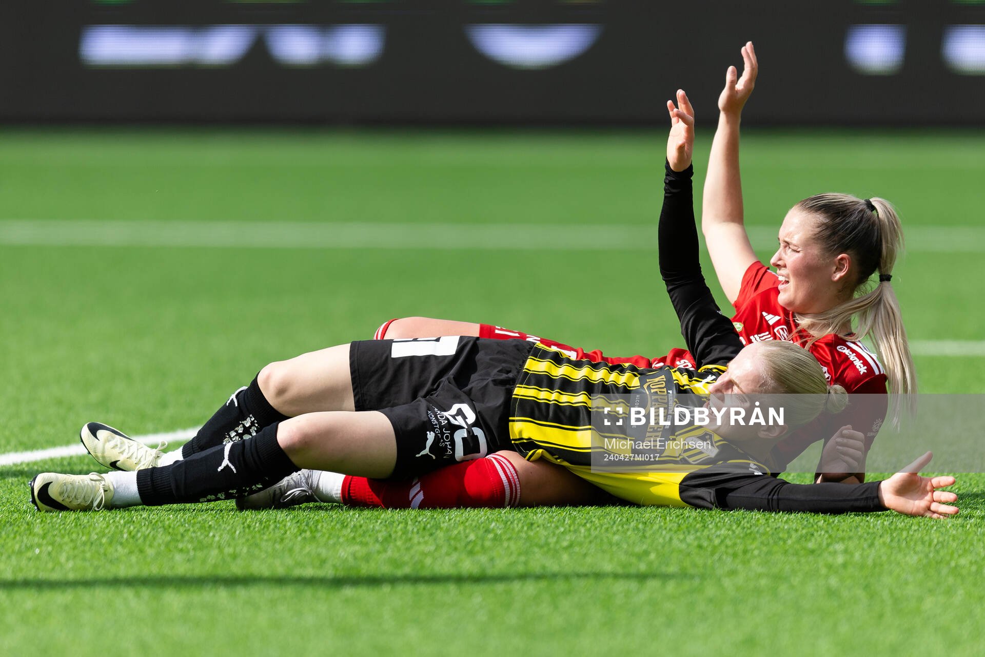 Häckens Anna Sandberg rivs ned av Piteås Ronja Aronsson
