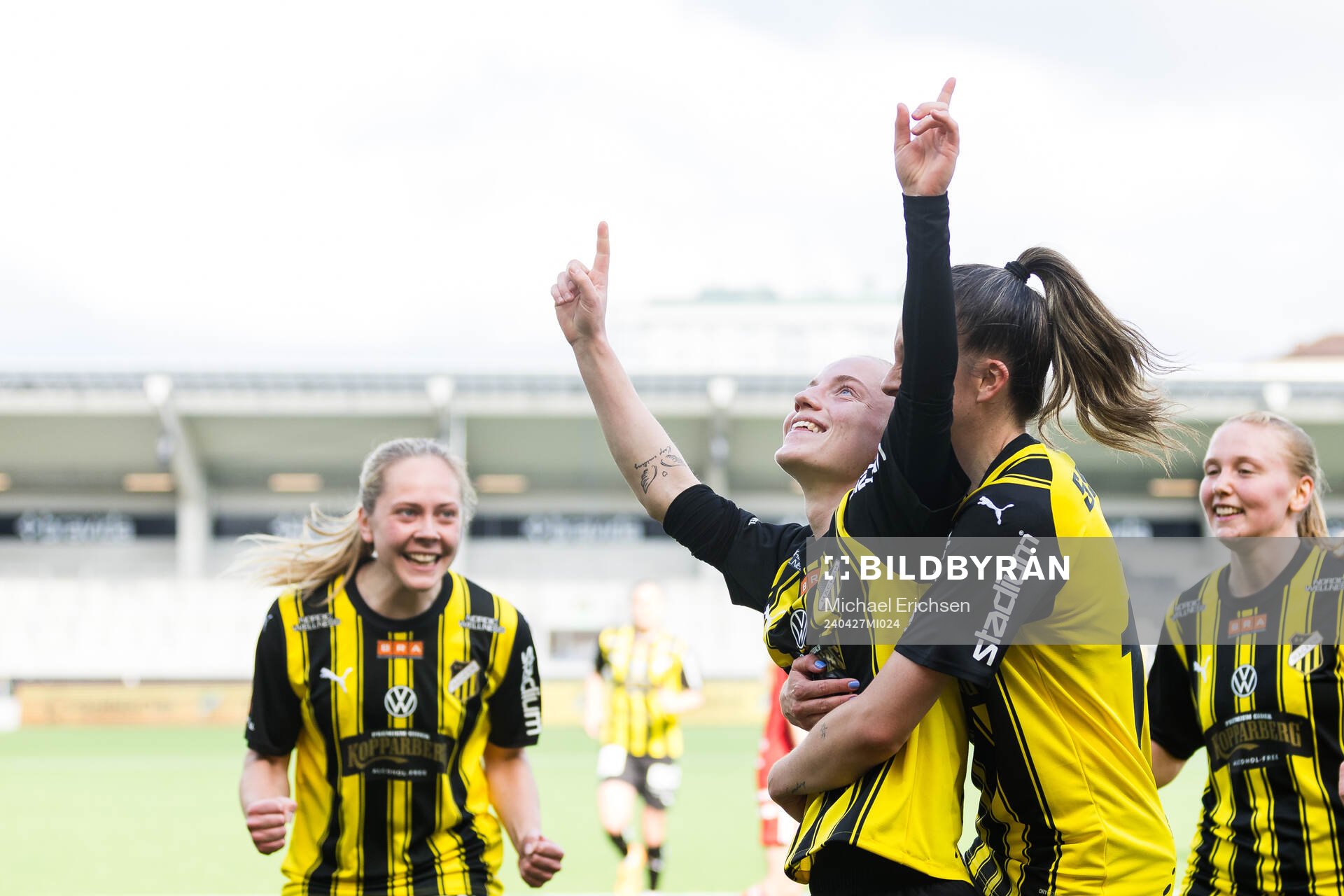 Häckens Anna Sandberg jublar efter 2-1 under fotbollsmatchen i Damallsvenskan mellan Häcken och Piteå den 27 april 2024 i Göteborg. 