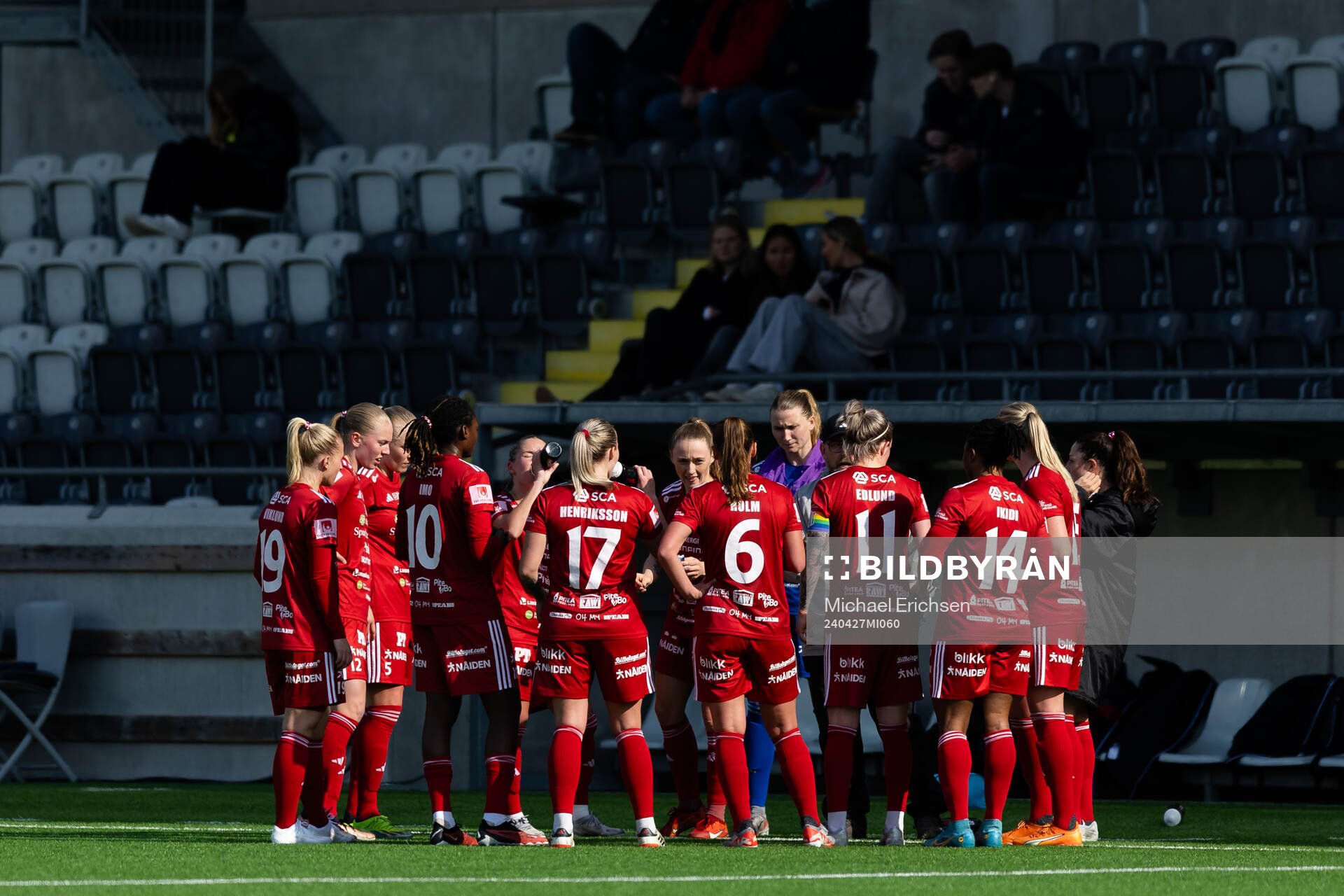 Piteås spelare samlade vid ett spelavbrott under fotbollsmatchen i Damallsvenskan mellan Häcken och Piteå den 27 april 2024 i Göteborg. 
