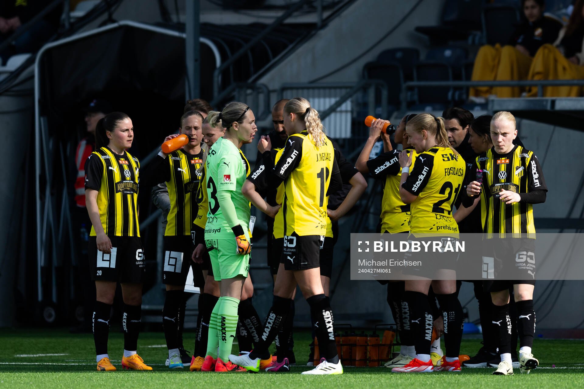 Häckens spelare samlade under ett spelavbrott under fotbollsmatchen i Damallsvenskan mellan Häcken och Piteå den 27 april 2024 i Göteborg.