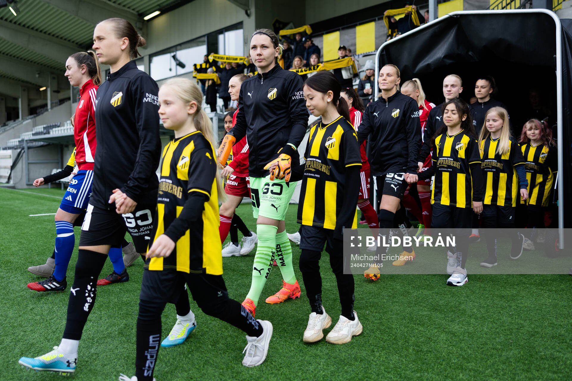 Häckens målvakt Jennifer Falk innan fotbollsmatchen i