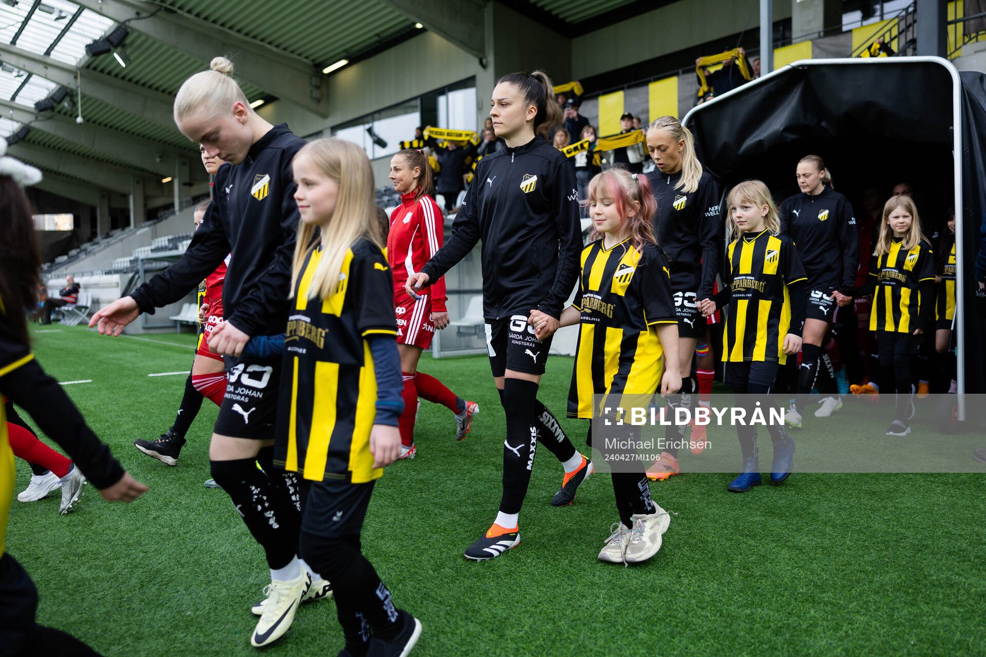 Häckens Anna Csiki innan fotbollsmatchen i Damallsvenskan
