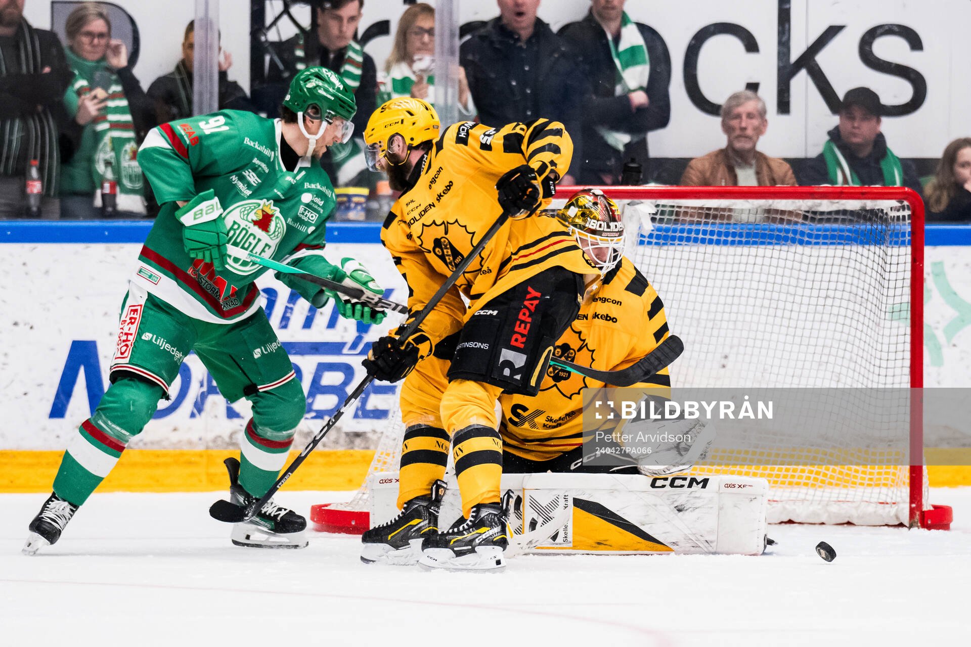 Rögles Adam Tambellini och Skellefteås målvakt Linus