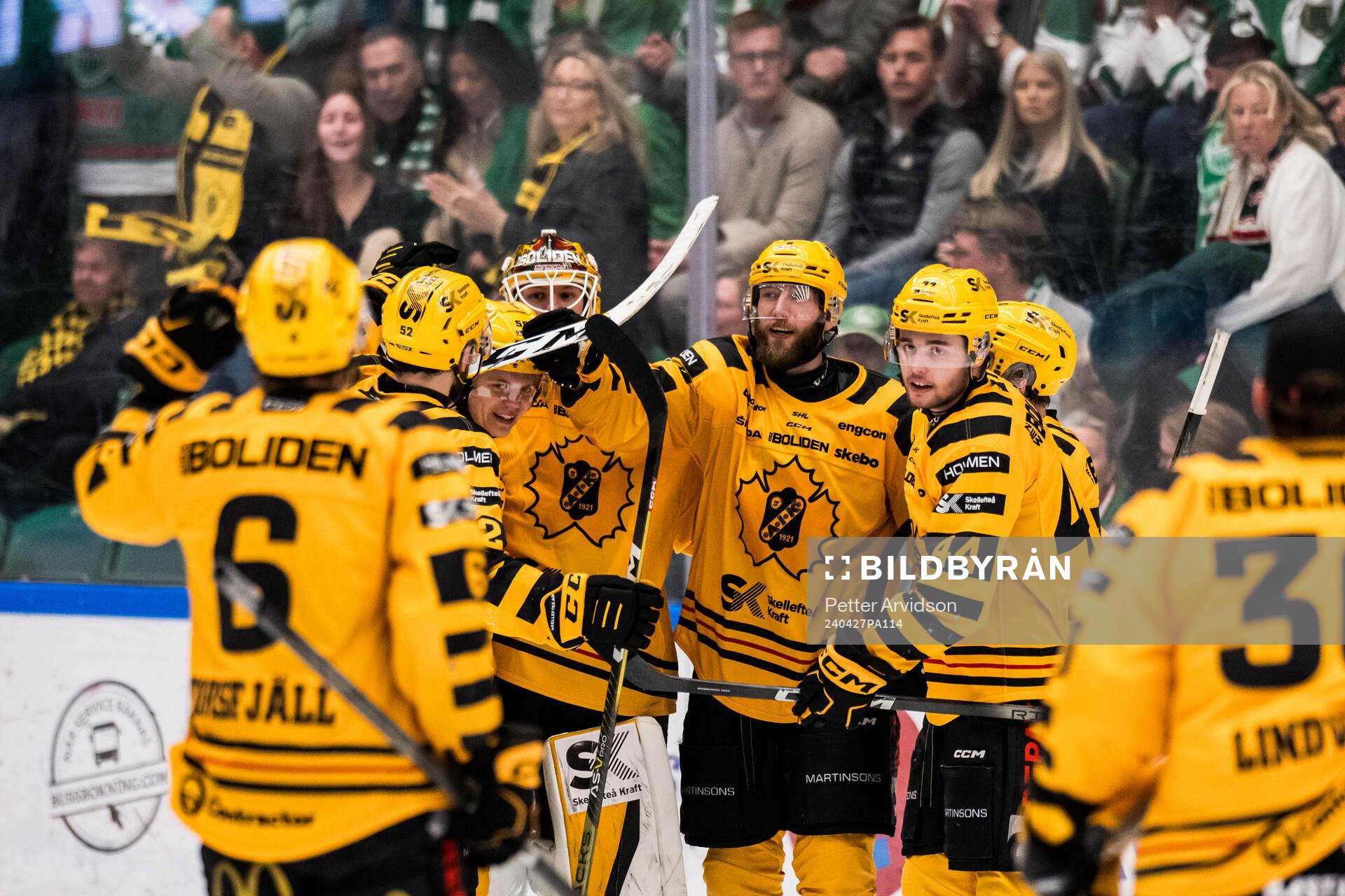 Skellefteås Andreas Johnson jublar med lagkamrater
