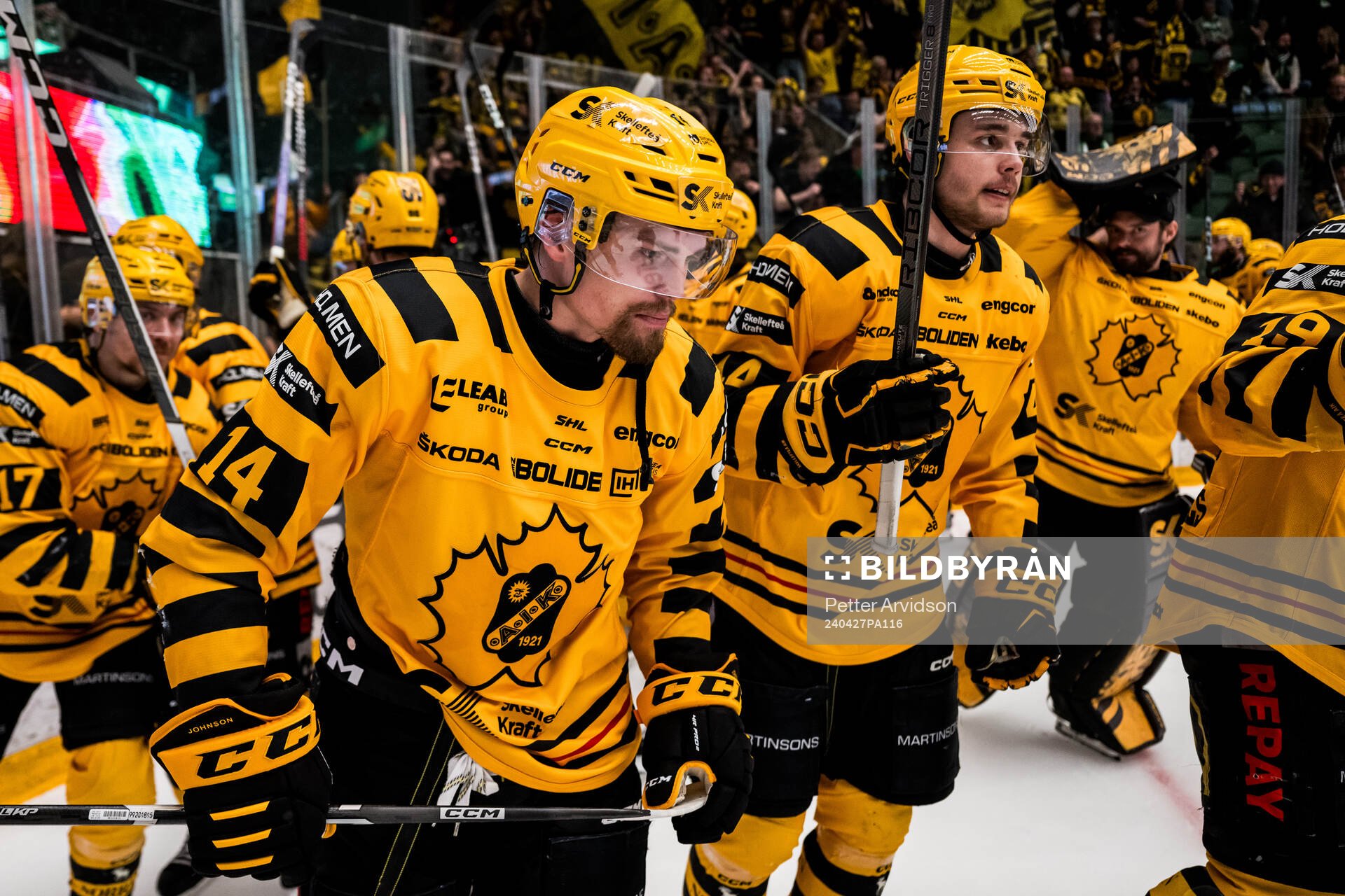 Skellefteås Andreas Johnson jublar med lagkamrater