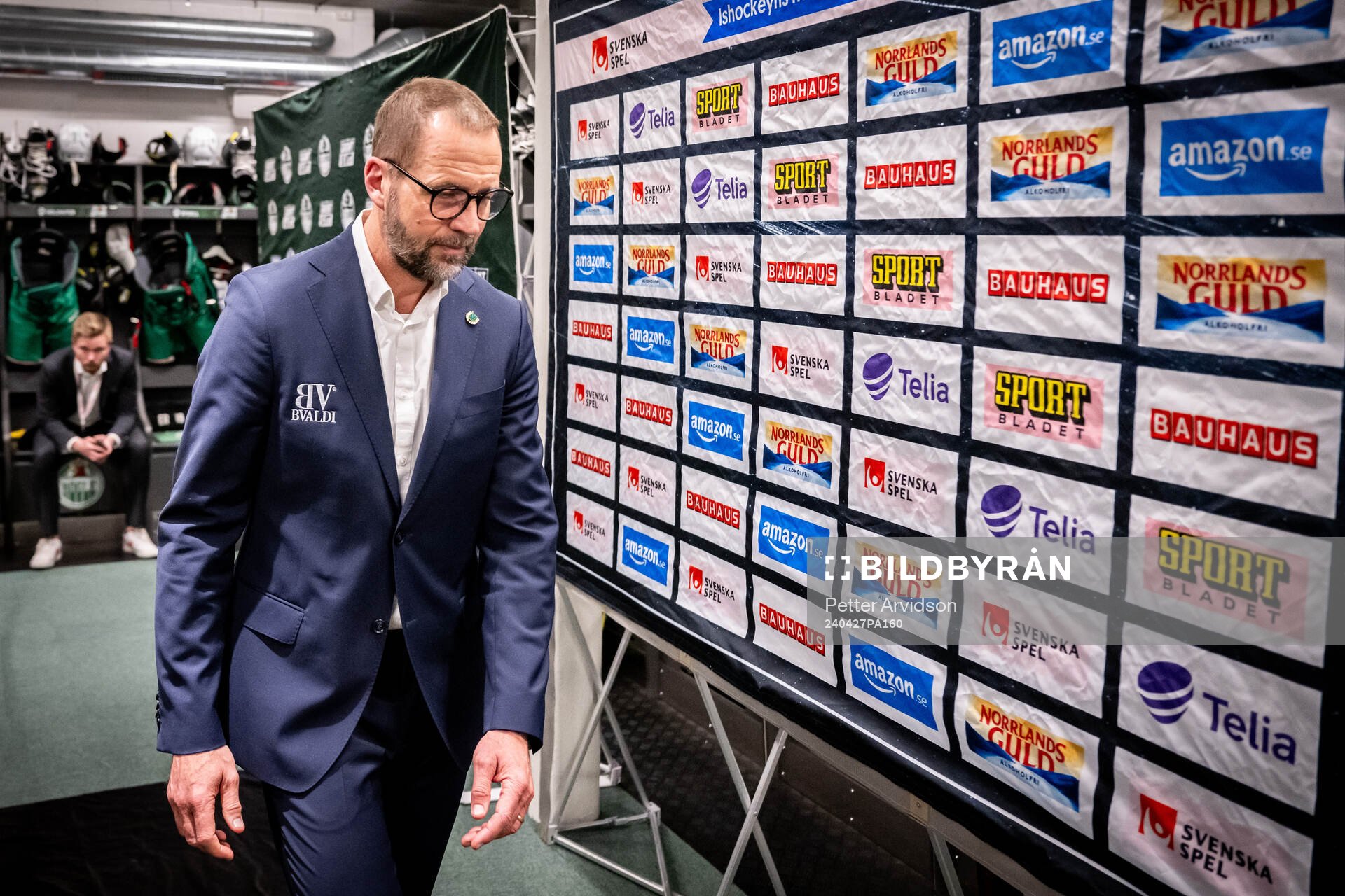 Rögles tränare Roger Hansson lämnar presskonferensen