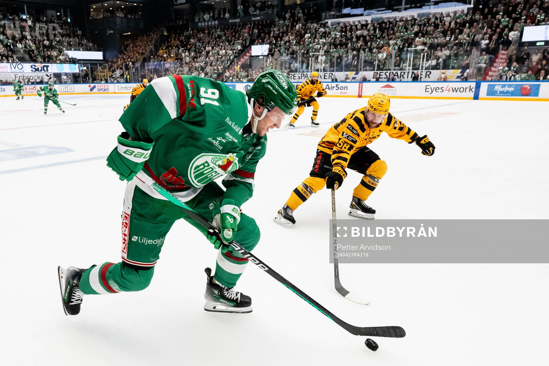 Rögles Adam Tambellini och Skellefteås Oskar Nilsson