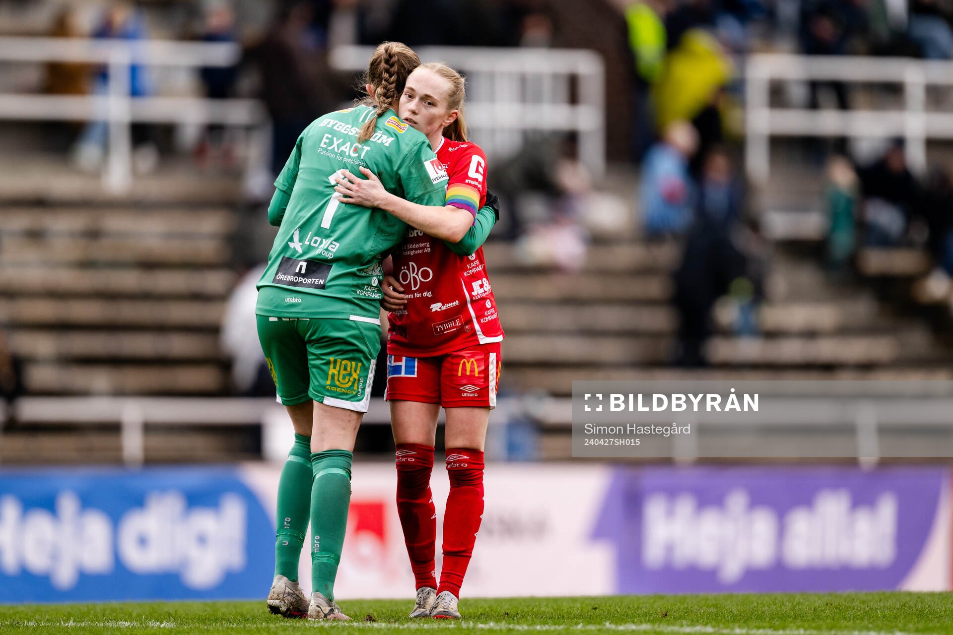 KIF Örebros målvakt Clara Ekstrand och Minea Lassas deppar