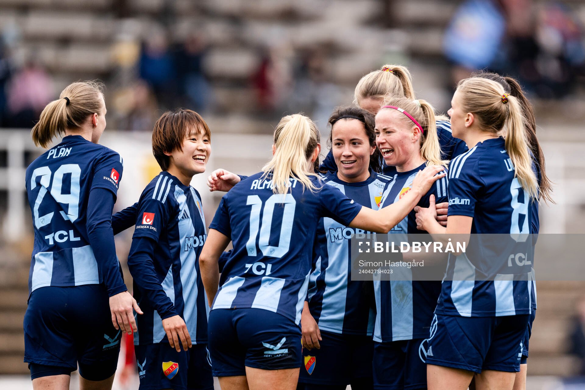 Djurgårdens Therese Åsland jublar med lagkamrater