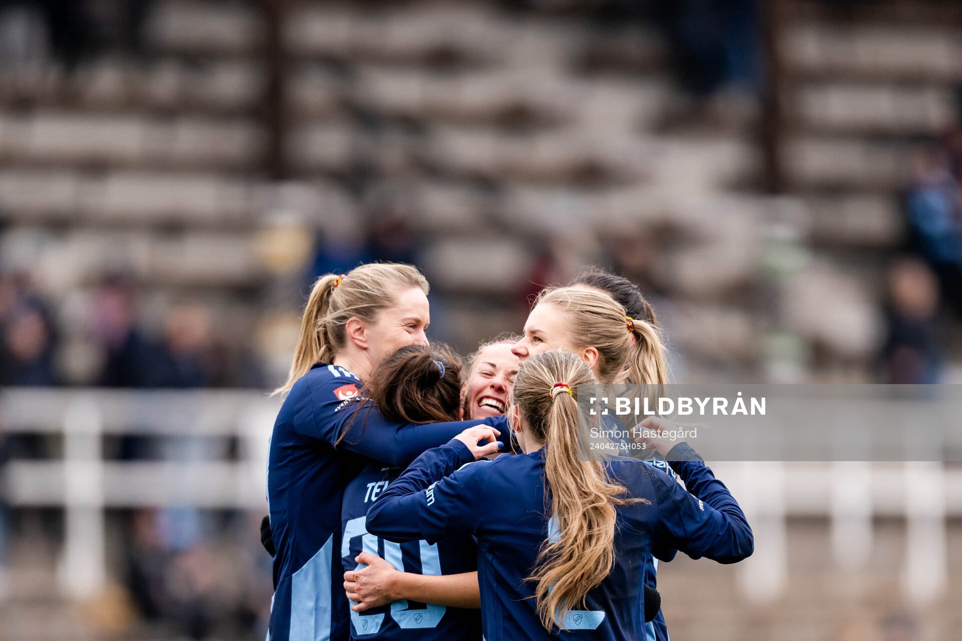 Djurgårdens Therese Åsland jublar med lagkamrater efter 2-0 under fotbollsmatchen i Damallsvenskan mellan Djurgården och KIF Örebro den 27 april 2024 i Stockholm.