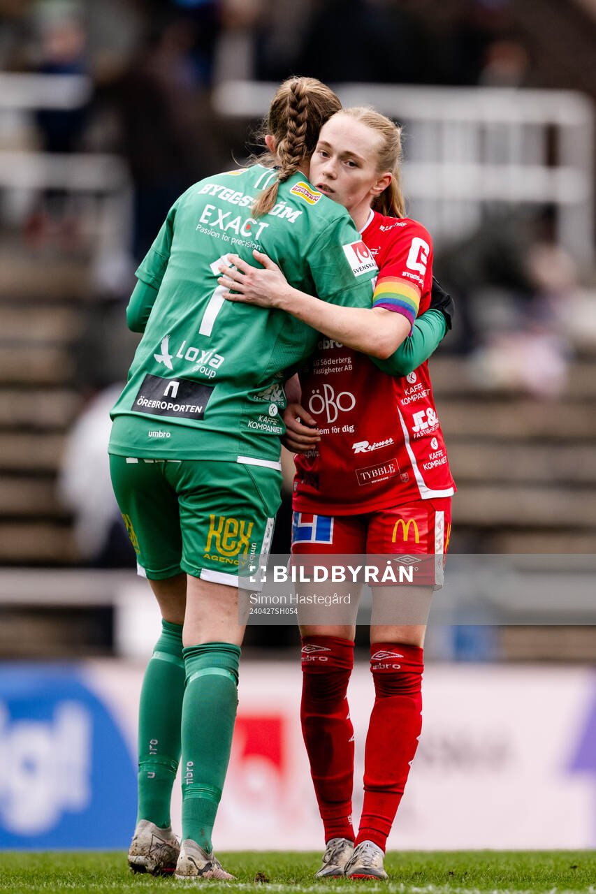 KIF Örebros målvakt Clara Ekstrand och Minea Lassas deppar
