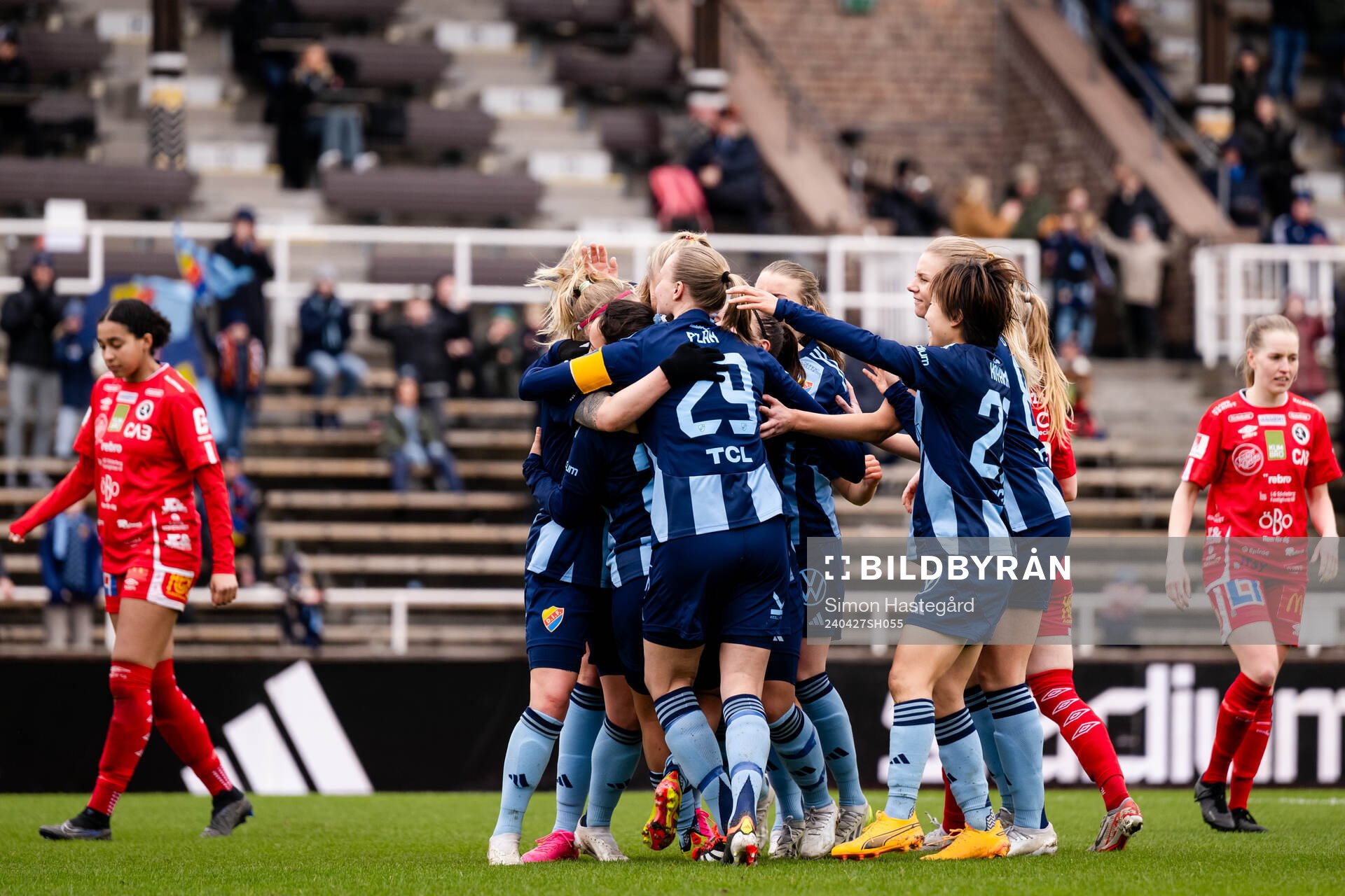 Djurgårdens spelare jublar med Therese Åsland