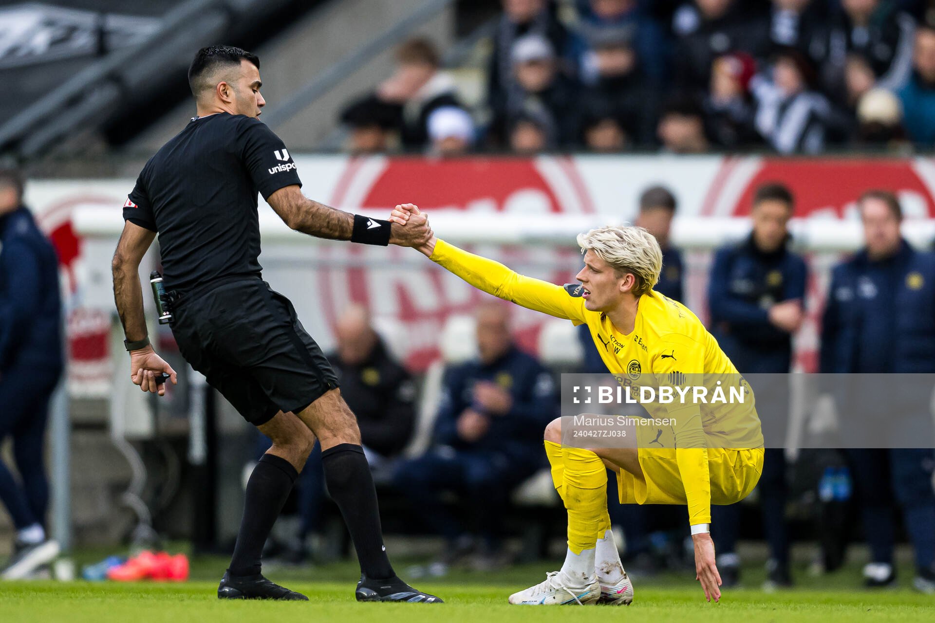 Rohit Saggi, referee, and Albert Grønbæk of Bodø/Glimt