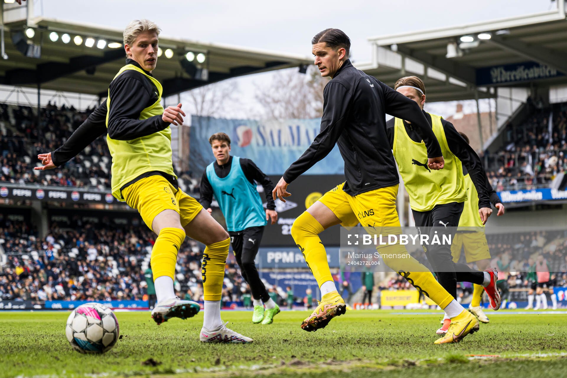Albert Grønbæk and Nino Zugelj of Bodø/Glimt warms up