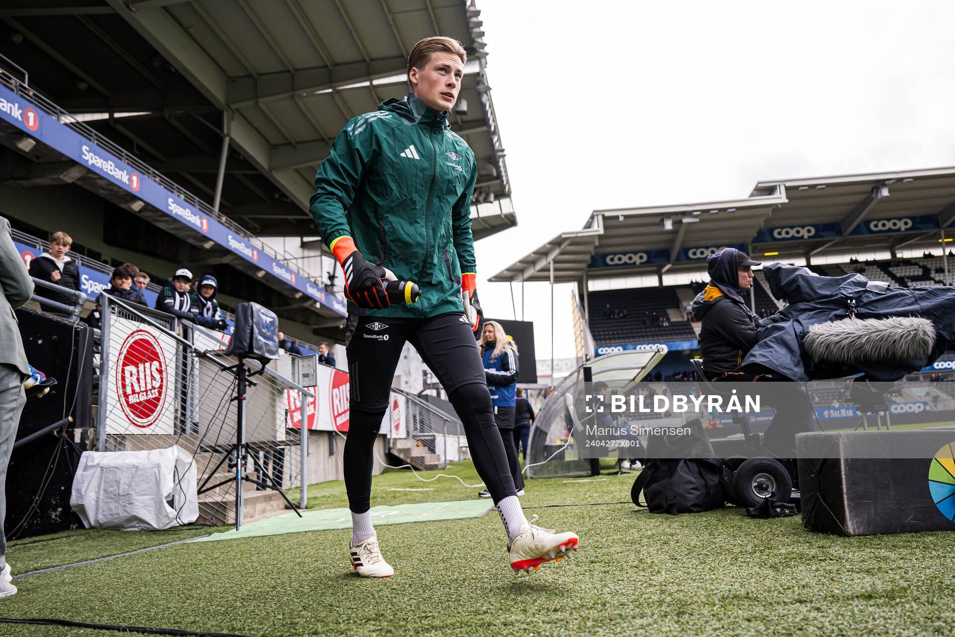 Sander Tangvik of Rosenborg warms up