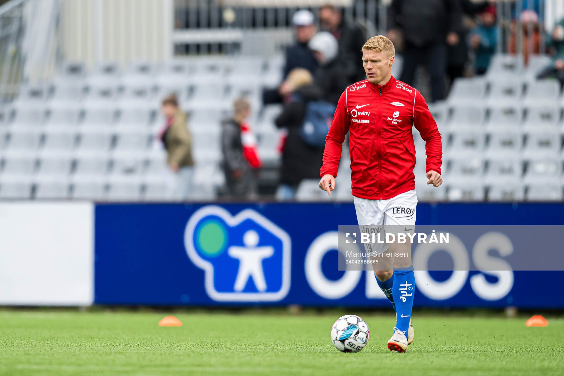 Sivert Heltne Nilsen of Brann warms up