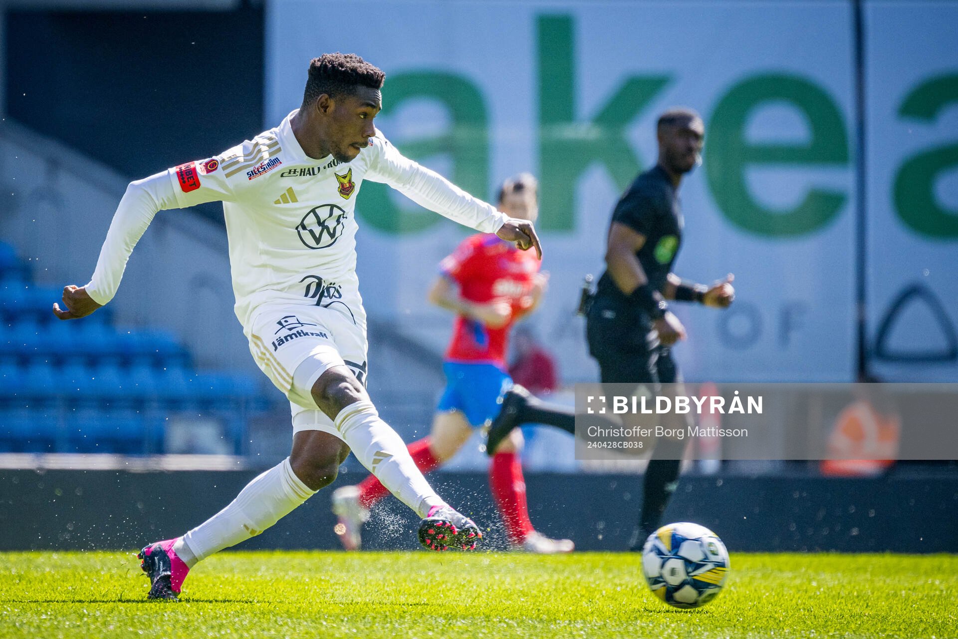 Östersunds Michael Aduragbemi Oluwayemi under fotbollsmatchen i Superettan mellan Helsingborg och Östersund den 28 april 2024 i Helsingborg.