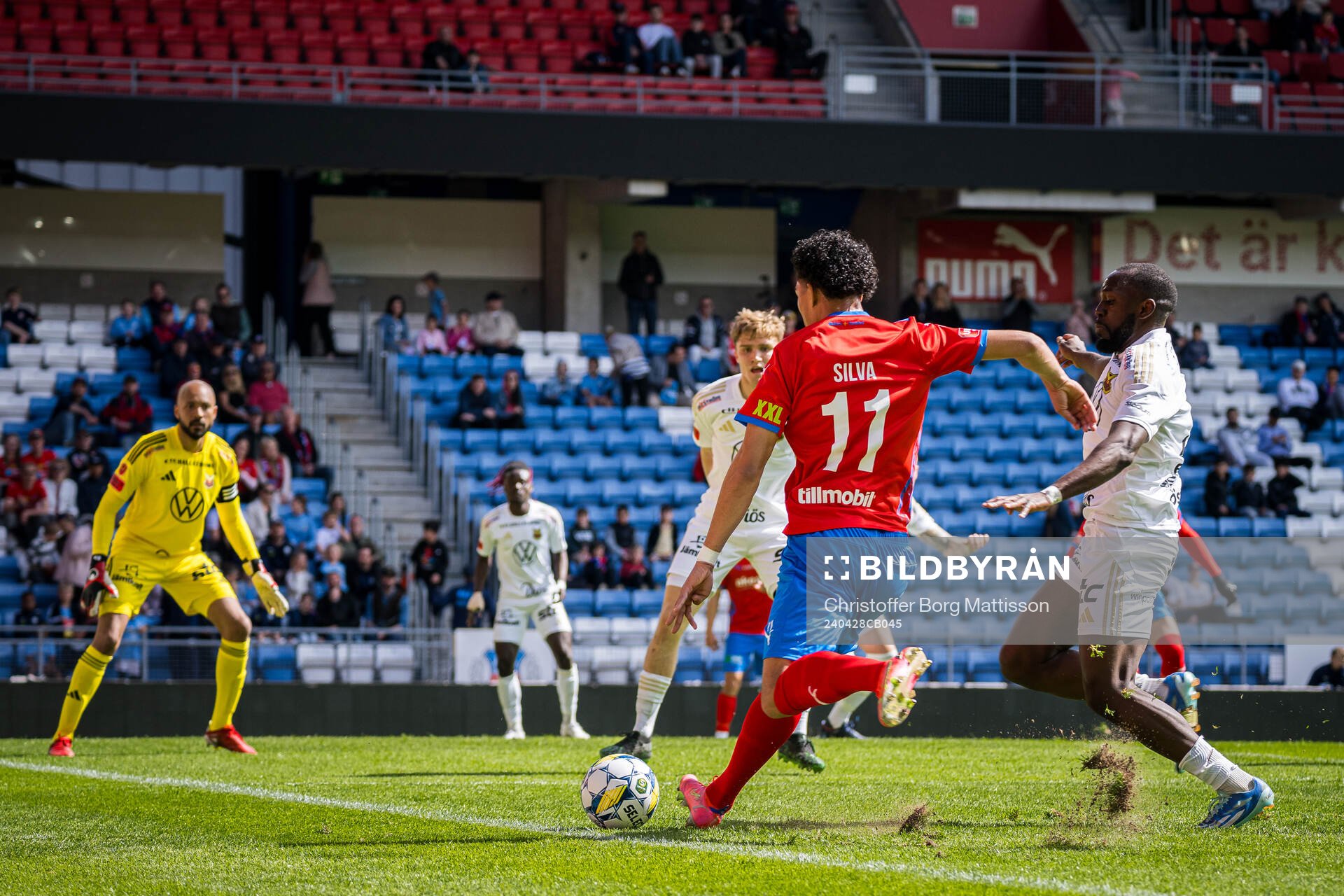 Helsingborgs Milan Silva Rasmussen och Östersunds Chrisnovic N'sa under fotbollsmatchen i Superettan mellan Helsingborg och Östersund den 28 april 2024 i Helsingborg.