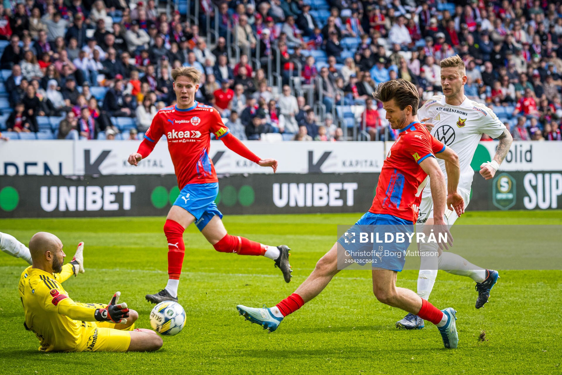 Östersunds målvakt Aly Keita och Helsingborgs Wilhelm