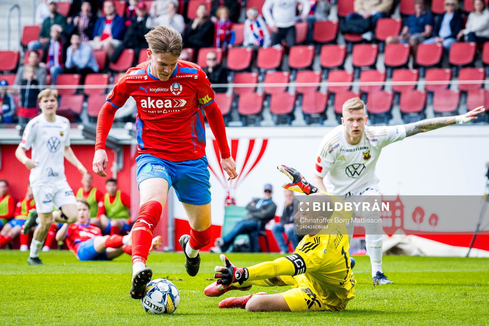 Helsingborgs Taylor Silverholt och Östersunds Aly Keita under fotbollsmatchen i Superettan mellan Helsingborg och Östersund den 28 april 2024 i Helsingborg.