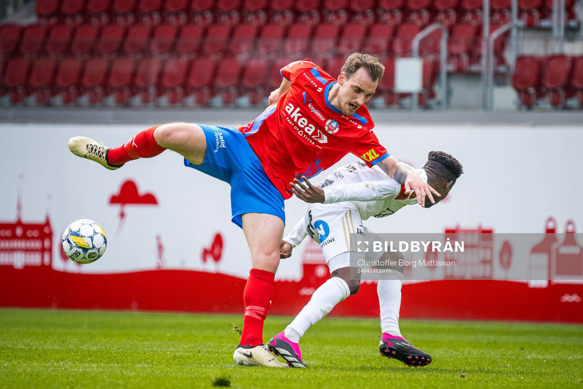 Helsingborgs Adam Hellborg och Östersunds Michael Aduragbemi Oluwayemi under fotbollsmatchen i Superettan mellan Helsingborg och Östersund den 28 april 2024 i Helsingborg.