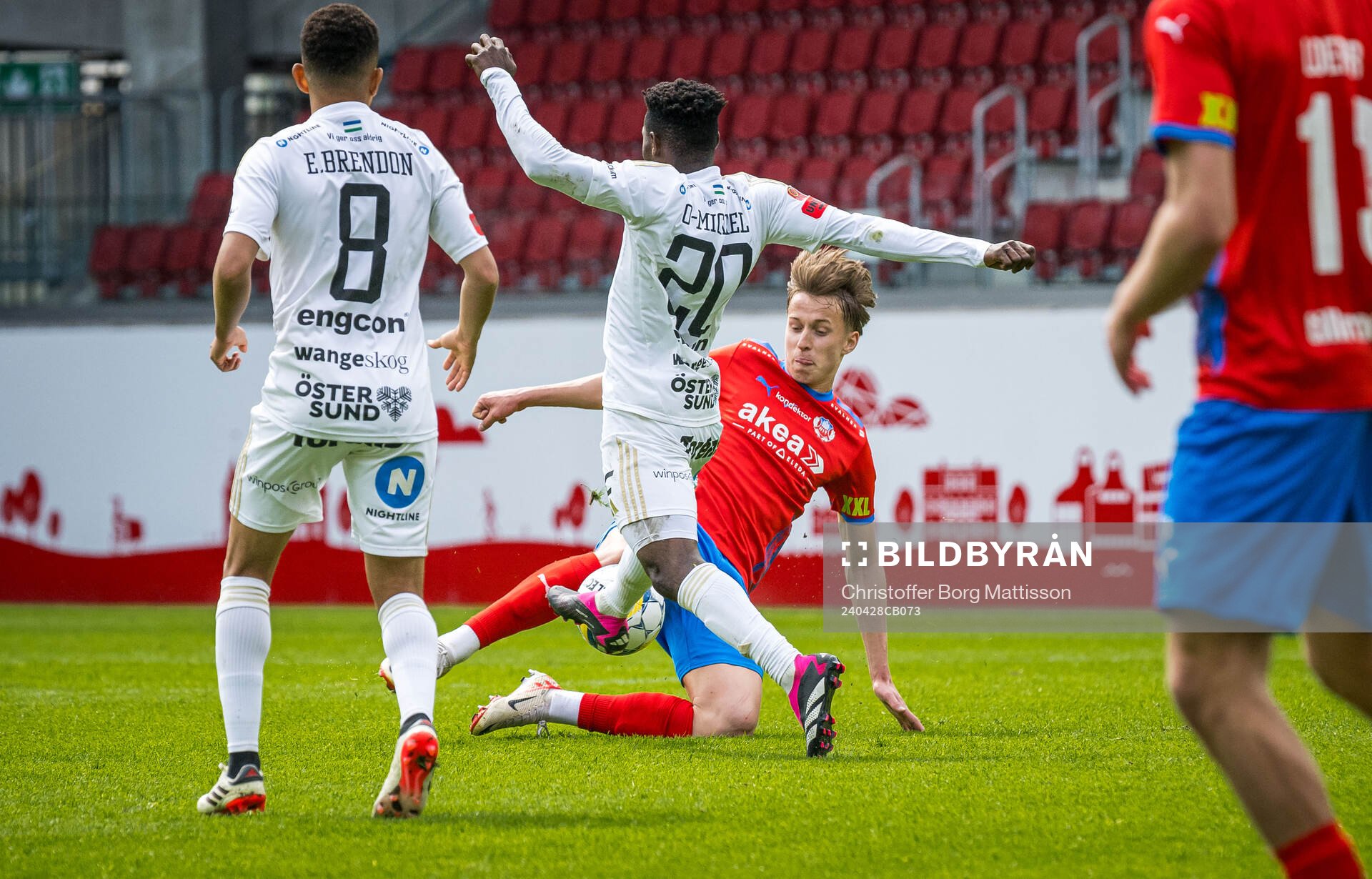 Östersunds Michael Aduragbemi Oluwayemi och Helsingborgs Wilhelm Nilsson under fotbollsmatchen i Superettan mellan Helsingborg och Östersund den 28 april 2024 i Helsingborg.