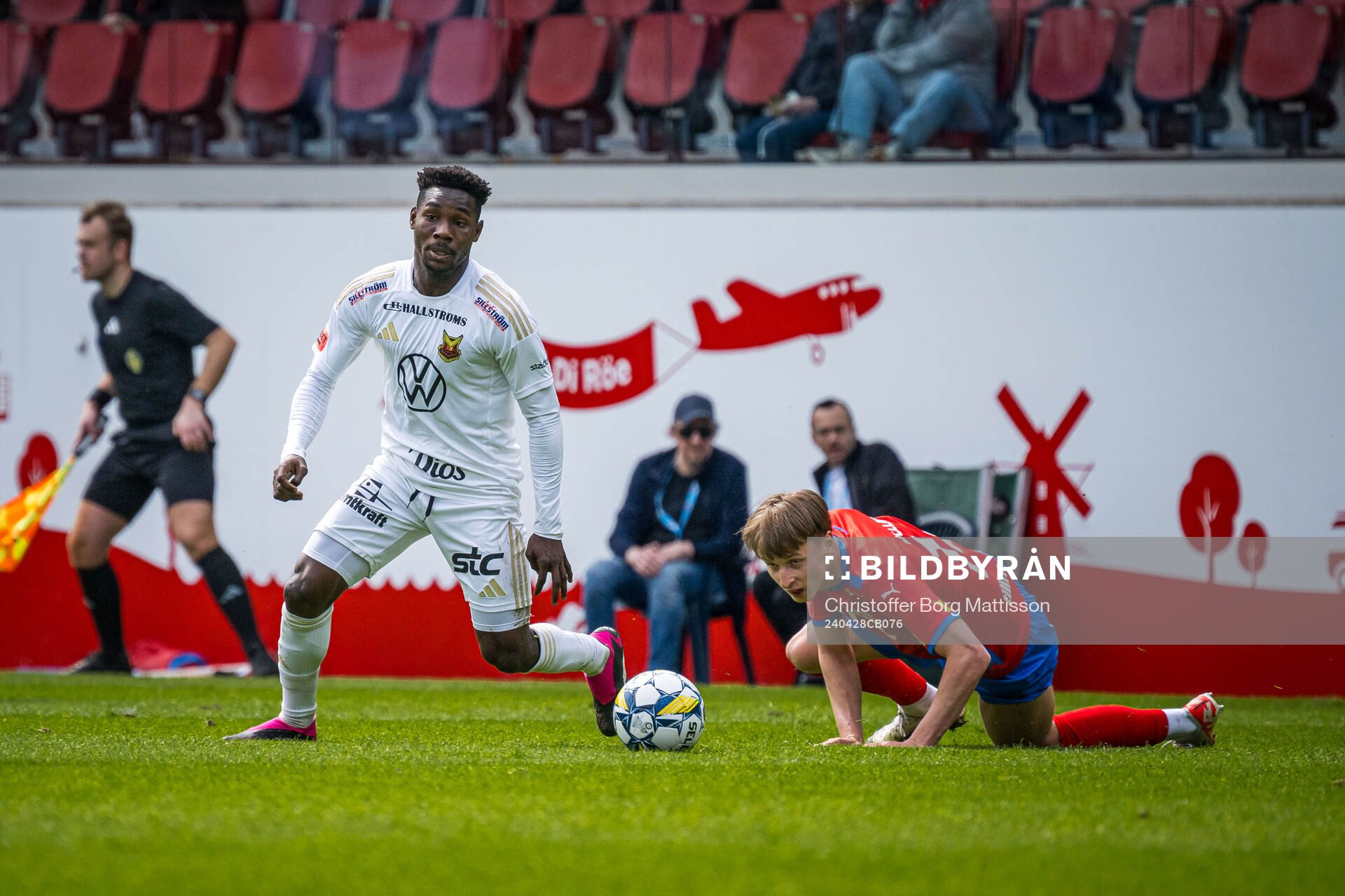 Östersunds Michael Aduragbemi Oluwayemi under fotbollsmatchen i Superettan mellan Helsingborg och Östersund den 28 april 2024 i Helsingborg.