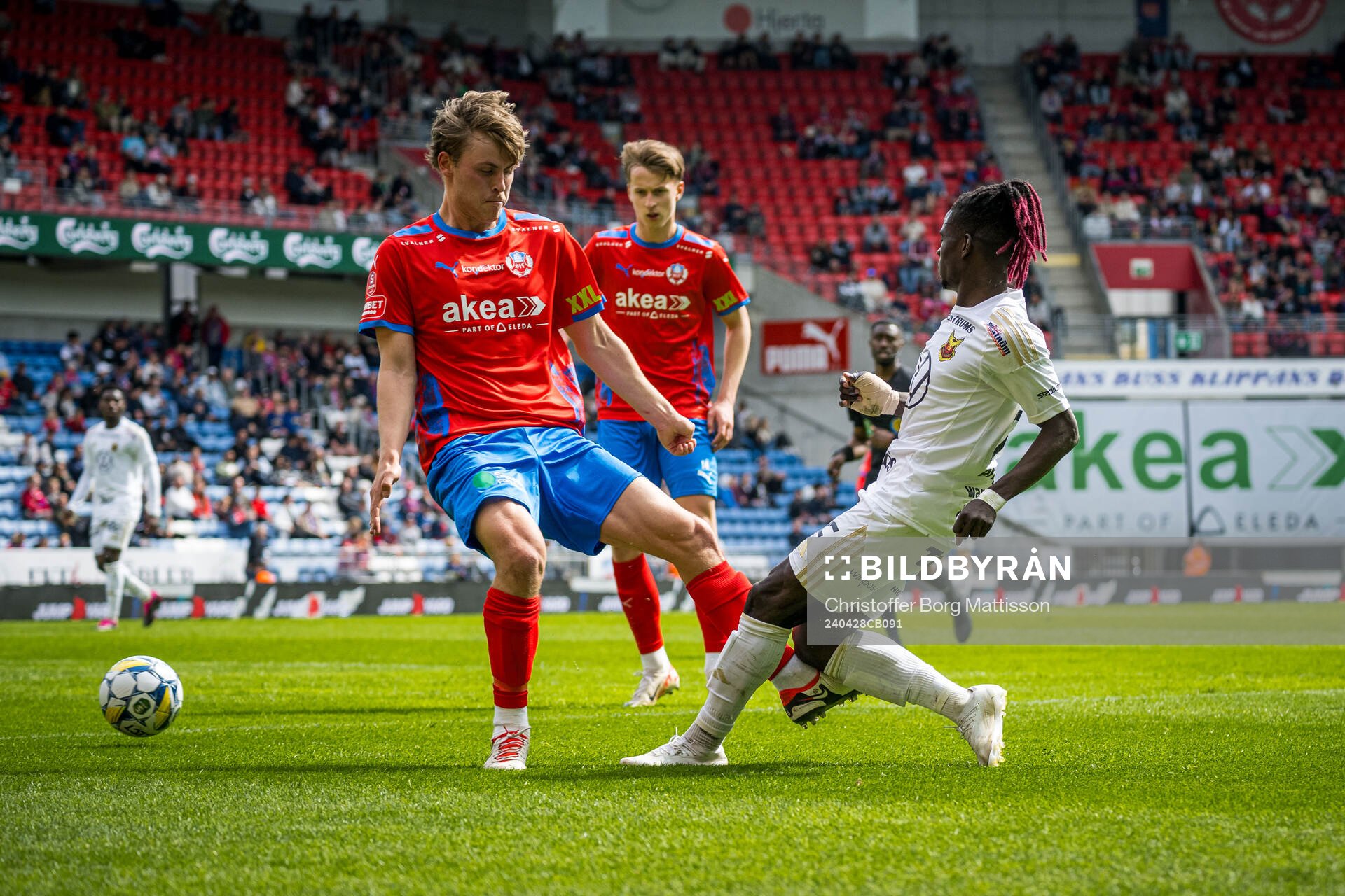 Helsingborgs Daniel Bergman och Östersunds Yannick Armel Assiedou Adjoumani under fotbollsmatchen i Superettan mellan Helsingborg och Östersund den 28 april 2024 i Helsingborg. 