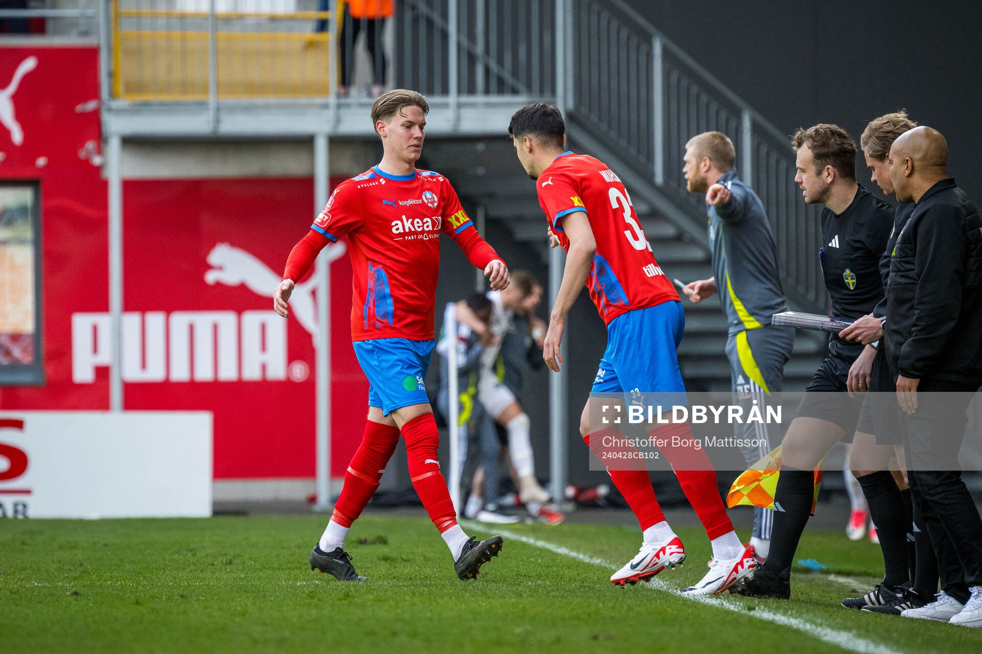 Helsingborgs Taylor Silverholt lämnar planen och Amar