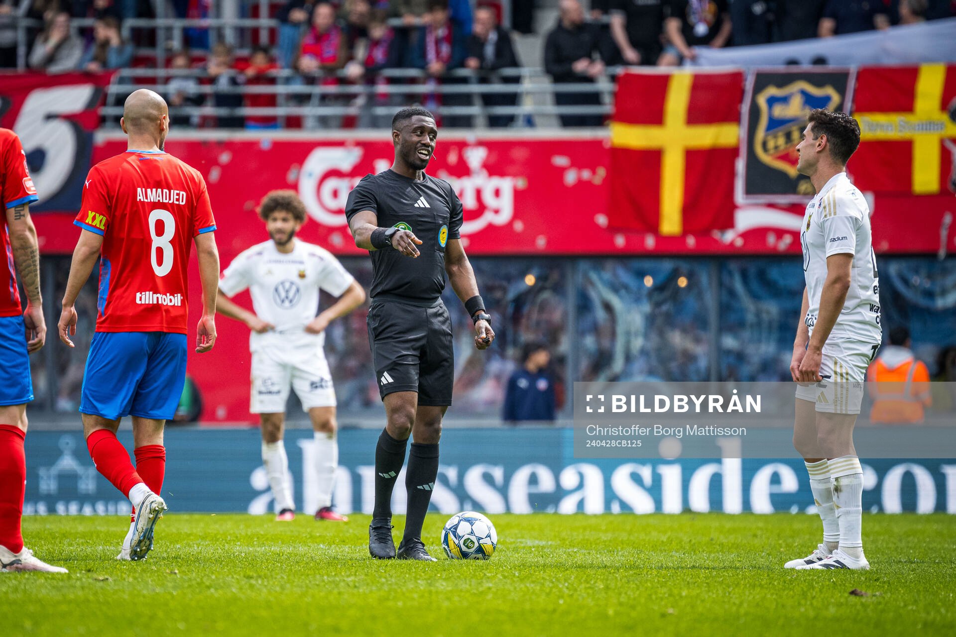 Domare Fredrik Oppong i samtal med Östersunds Ahmed Bonnah under fotbollsmatchen i Superettan mellan Helsingborg och Östersund den 28 april 2024 i Helsingborg.