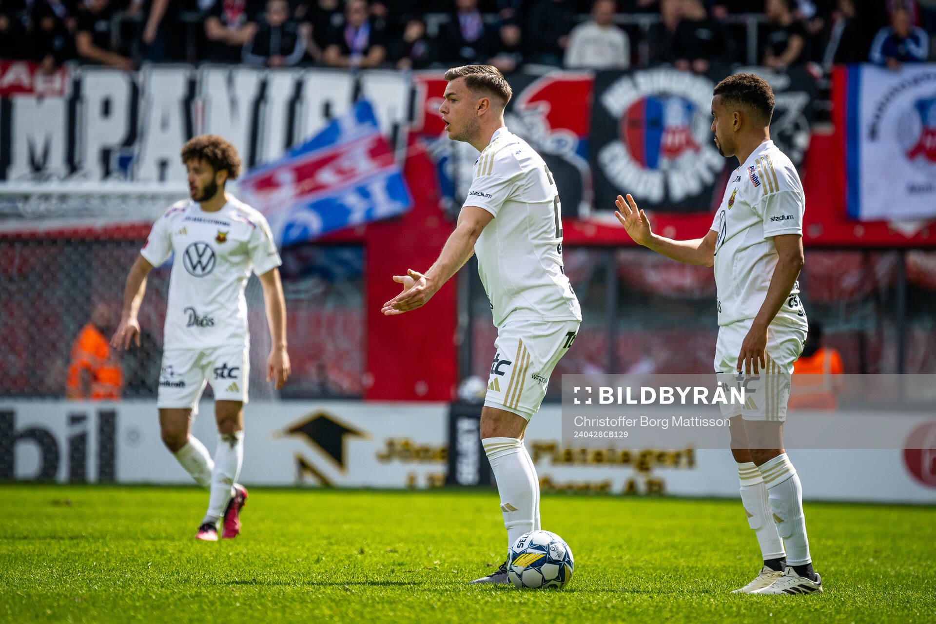 Östersunds Albin Winbo och Erick Brendon Pinheiro da Silva reagerar under fotbollsmatchen i Superettan mellan Helsingborg och Östersund den 28 april 2024 i Helsingborg.