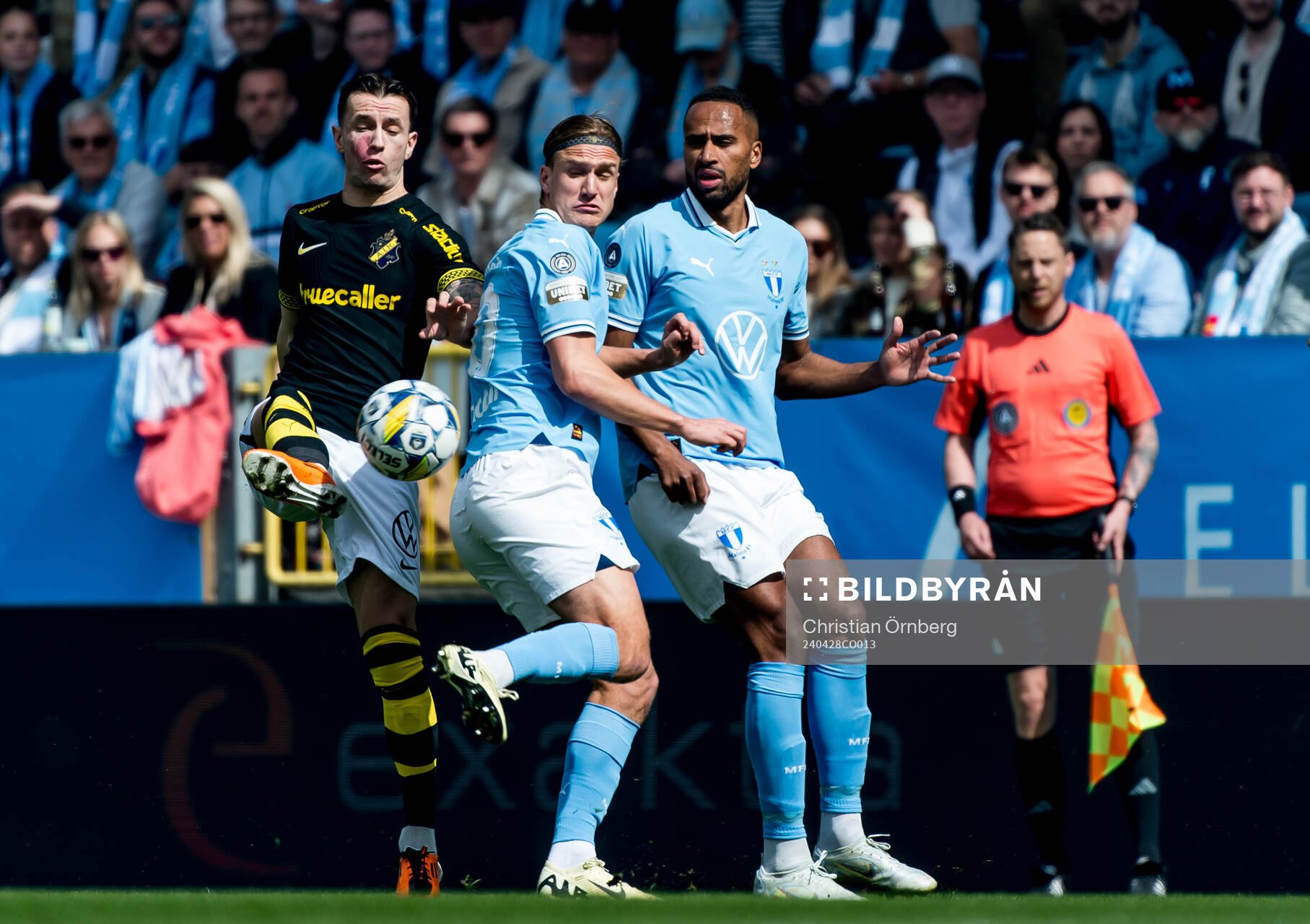 Malmö FFs Erik Botheim och Isaac Kiese Thelin i en kamp mot AIKs Bersant Celina under fotbollsmatchen i Allsvenskan mellan Malmö FF och AIK den 28 april 2024 i Malmö.