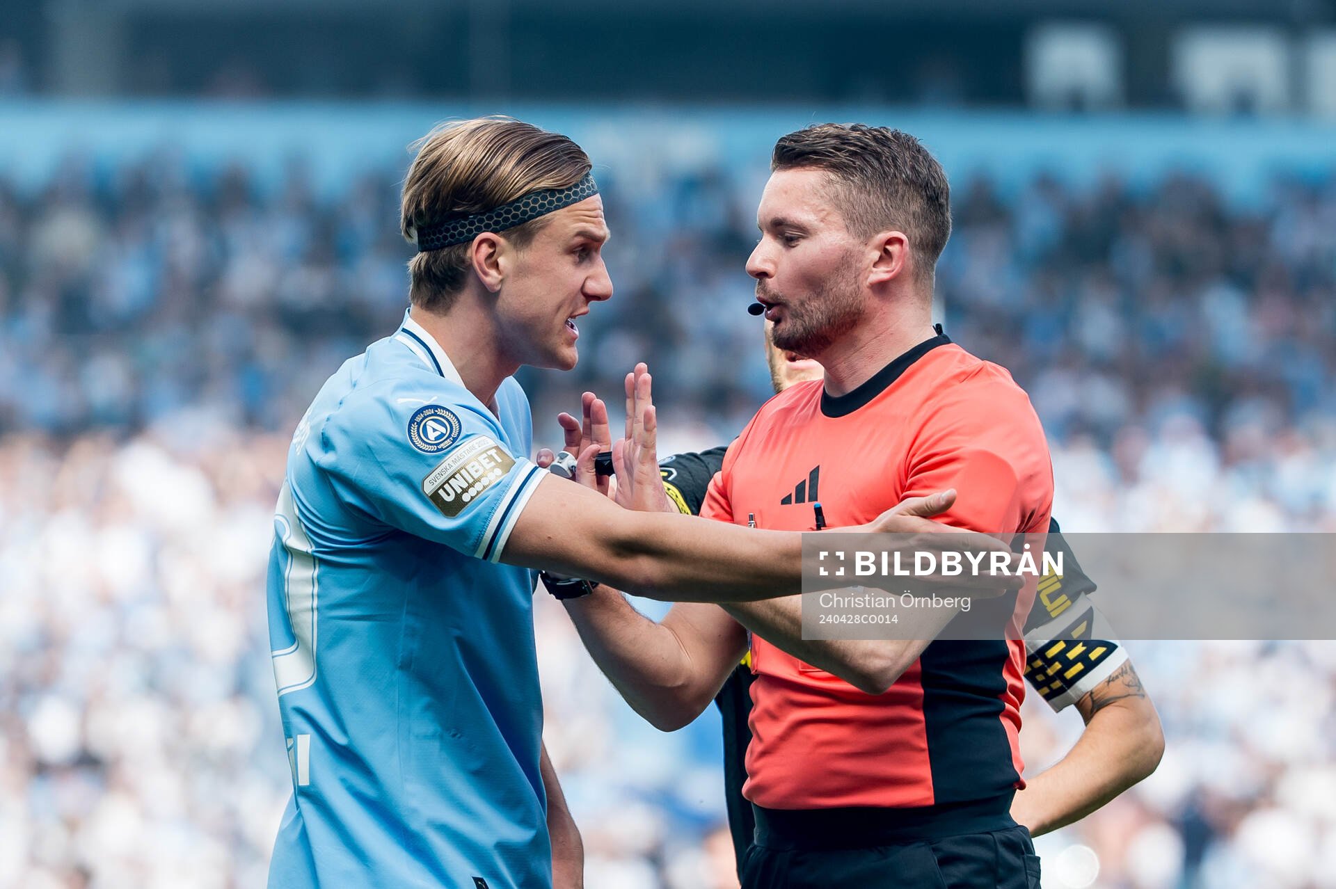 Malmö FFs Erik Botheim och Domare Joakim Östling