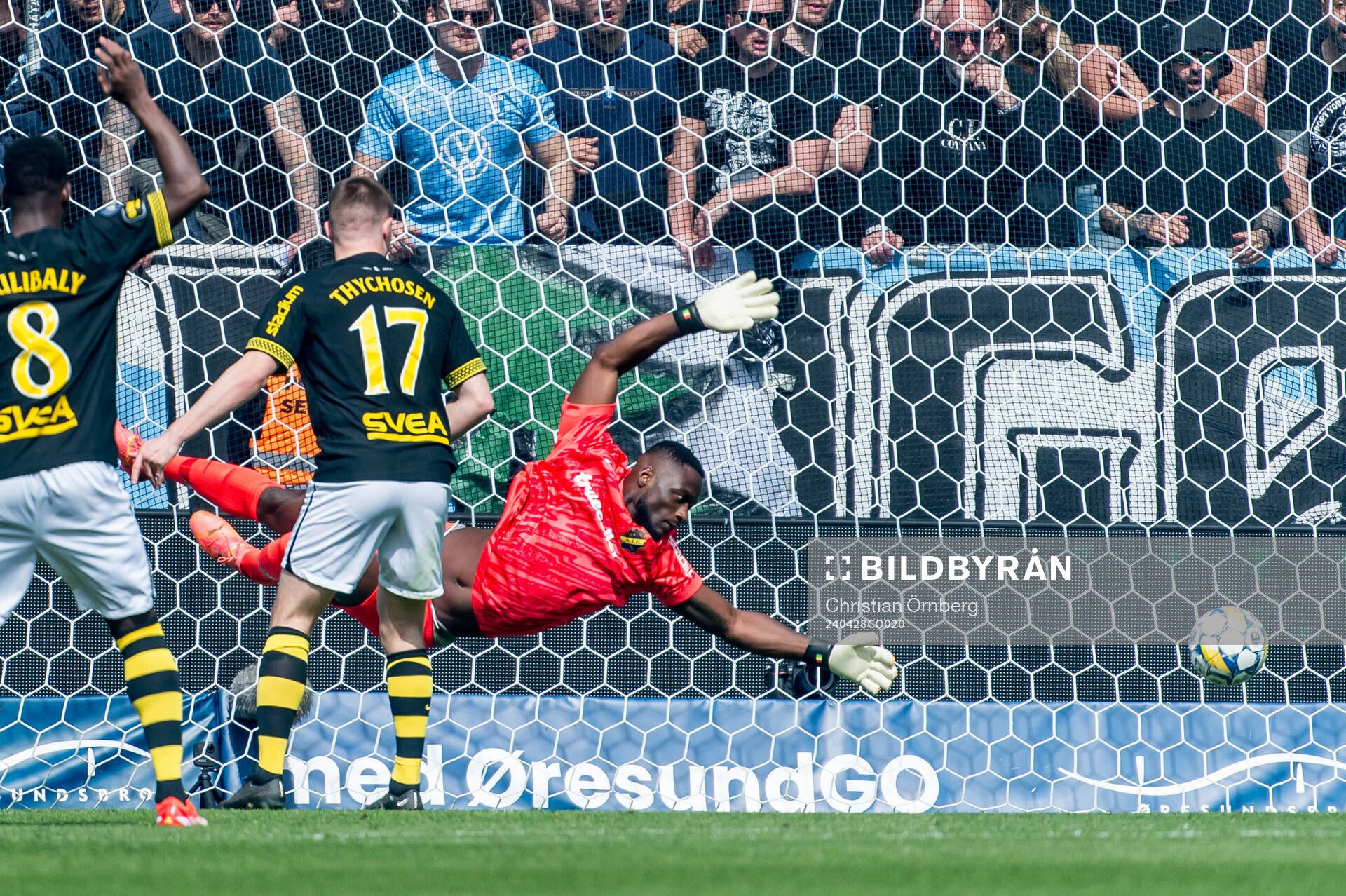 Malmö FFs Erik Botheim, ej i bild, gör 1-0 bakom AIKs