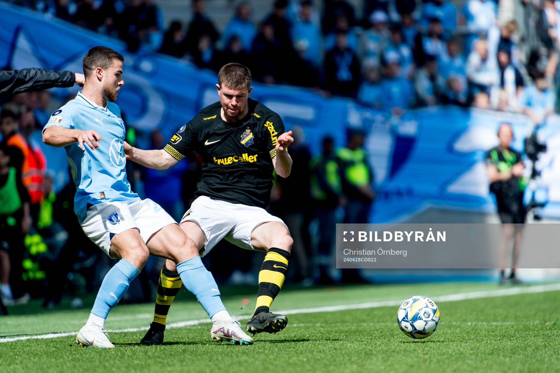 Malmö FFs Gabriel Busanello och AIKs Mads Døhr Thychosen