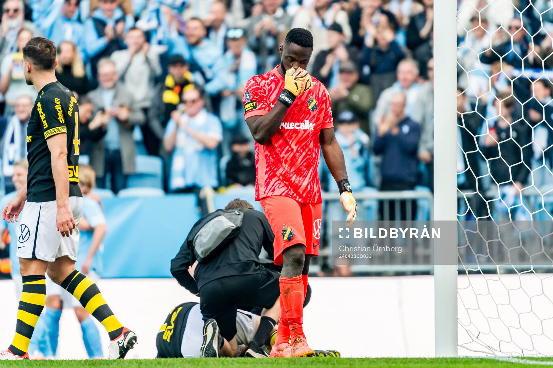 AIKs målvakt Ismael Diawara deppar