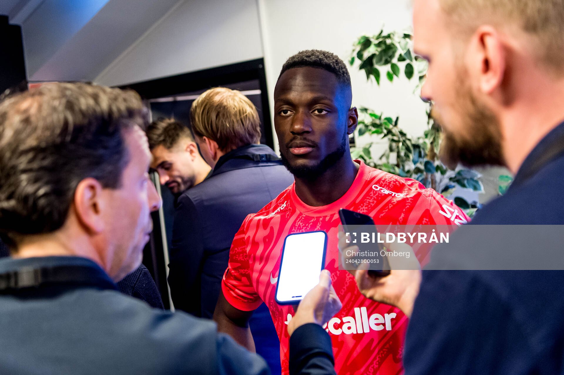 AIKs målvakt Ismael Diawara deppar
