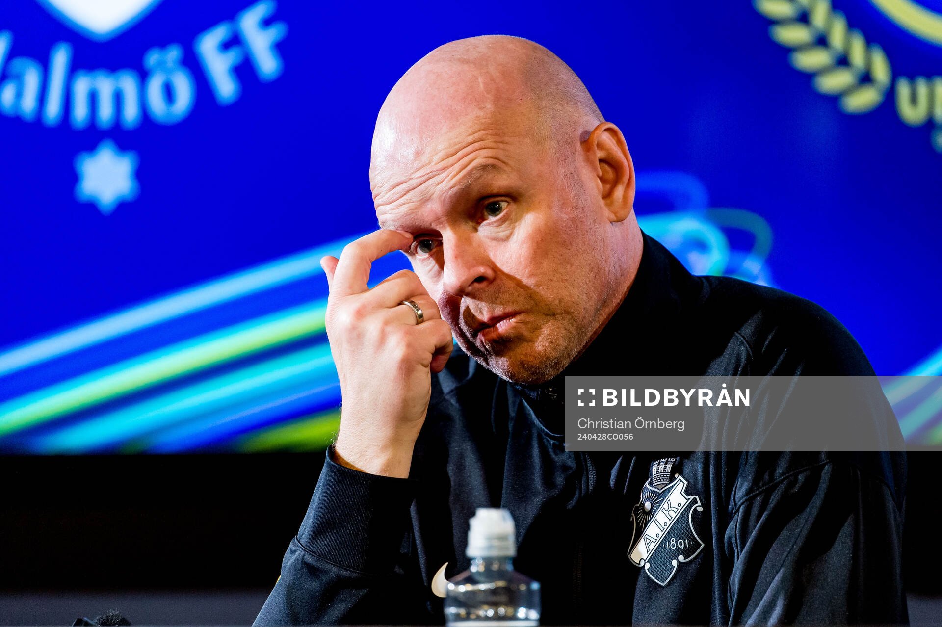 AIKs tränare Henning Berg deppar på en presskonferens