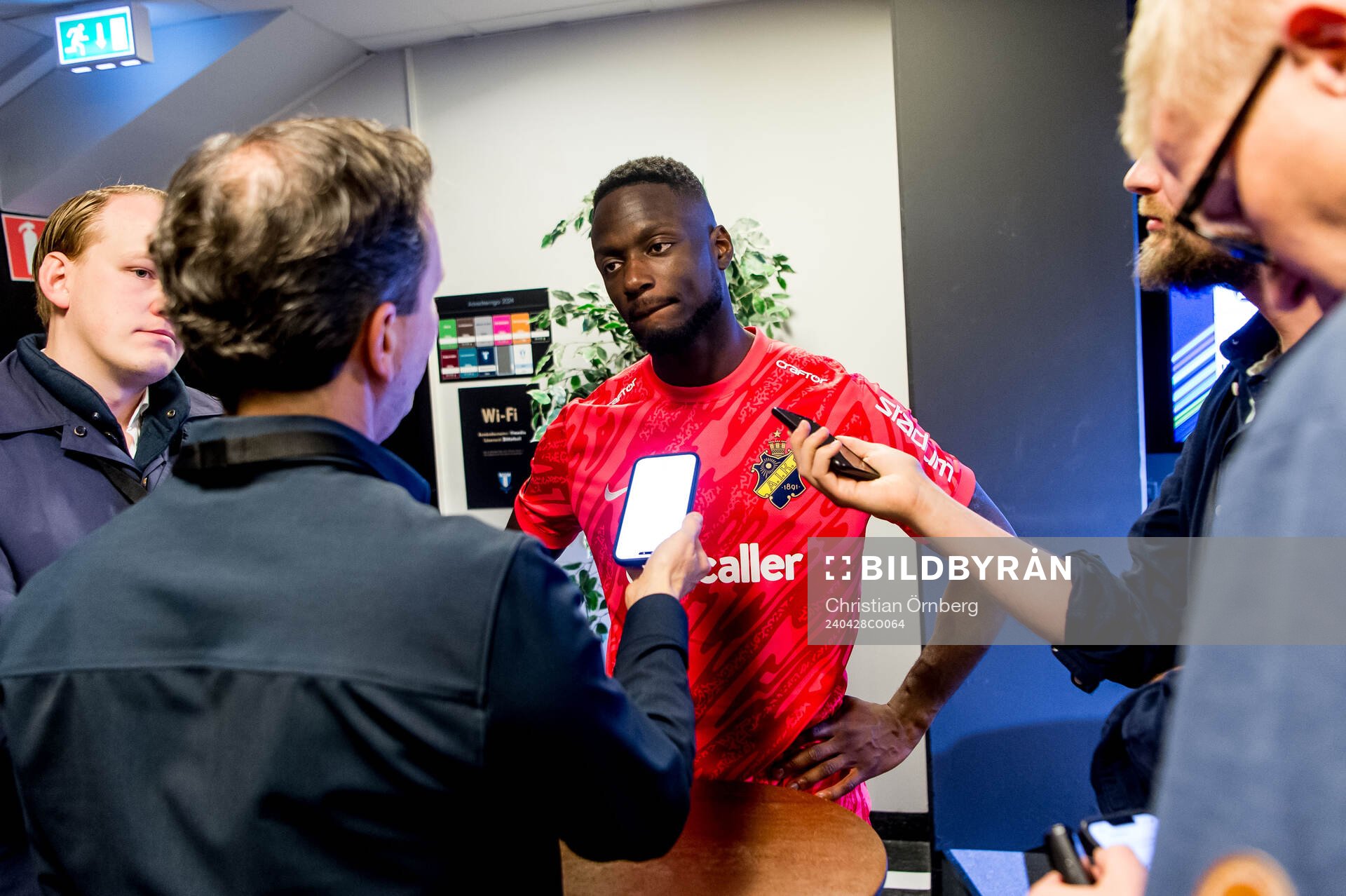 AIKs målvakt Ismael Diawara efter fotbollsmatchen i Allsvenskan mellan Malmö FF och AIK den 28 april 2024 i Malmö. 