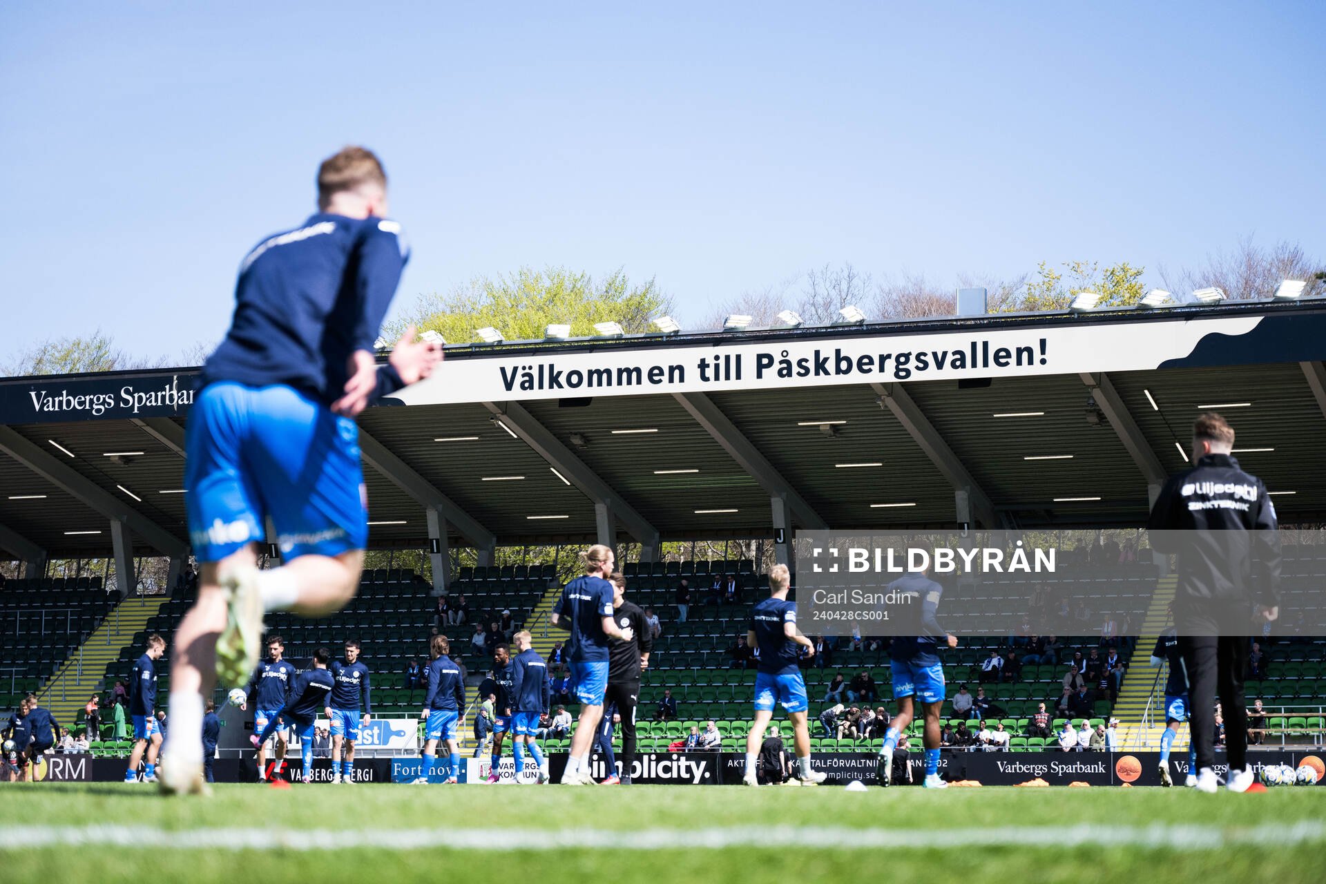Värnamos spelare värmer upp på Påskbergsvallen