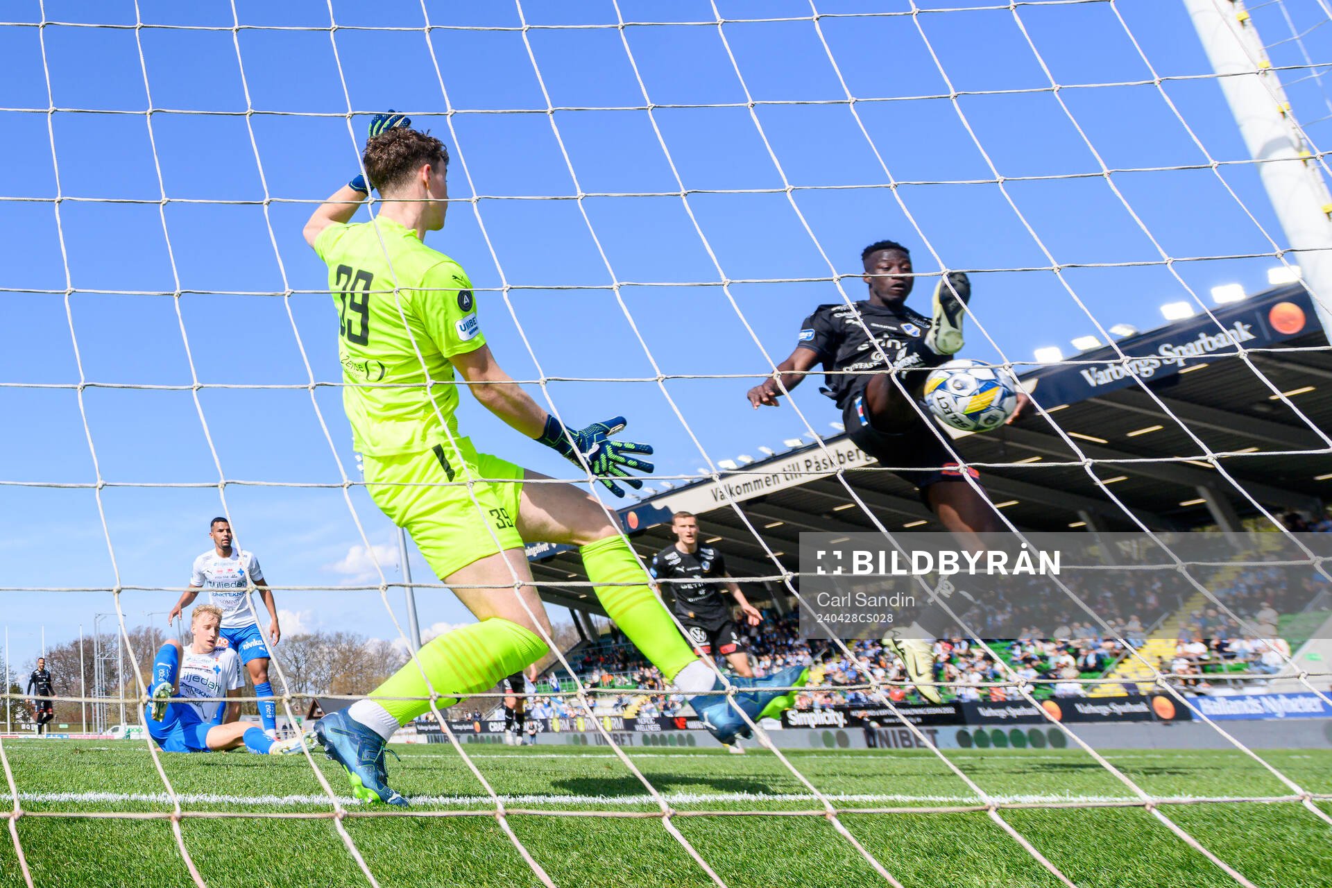 Halmstads Naeem Mohammed gör 0-3 under fotbollsmatchen i Allsvenskan mellan Värnamo och Halmstad den 28 april 2024 i Varberg. 