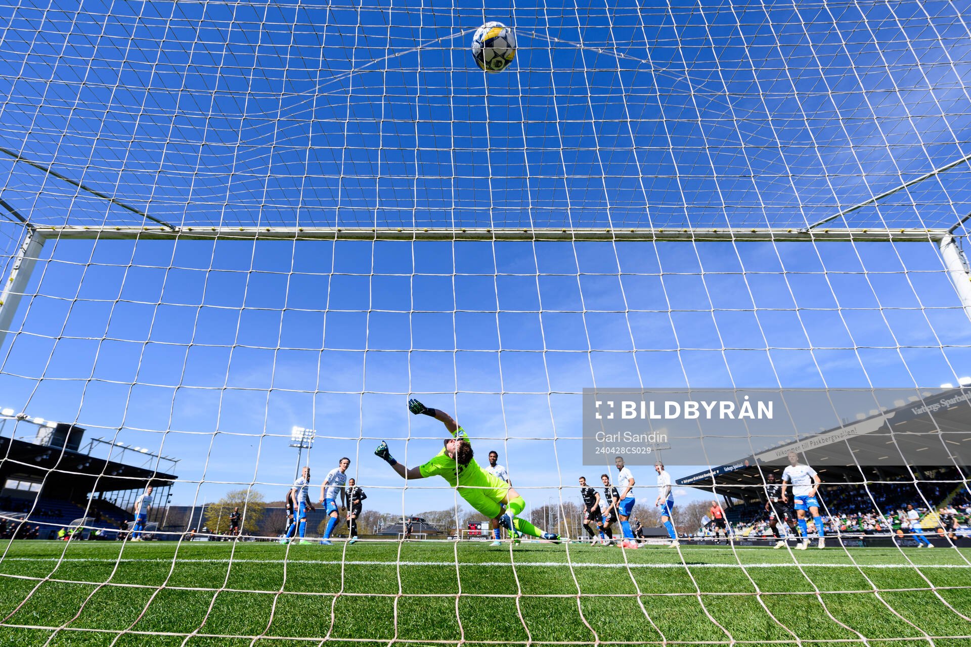 Halmstads Marcus Olsson gör 0-1 bakom Värnamos målvakt