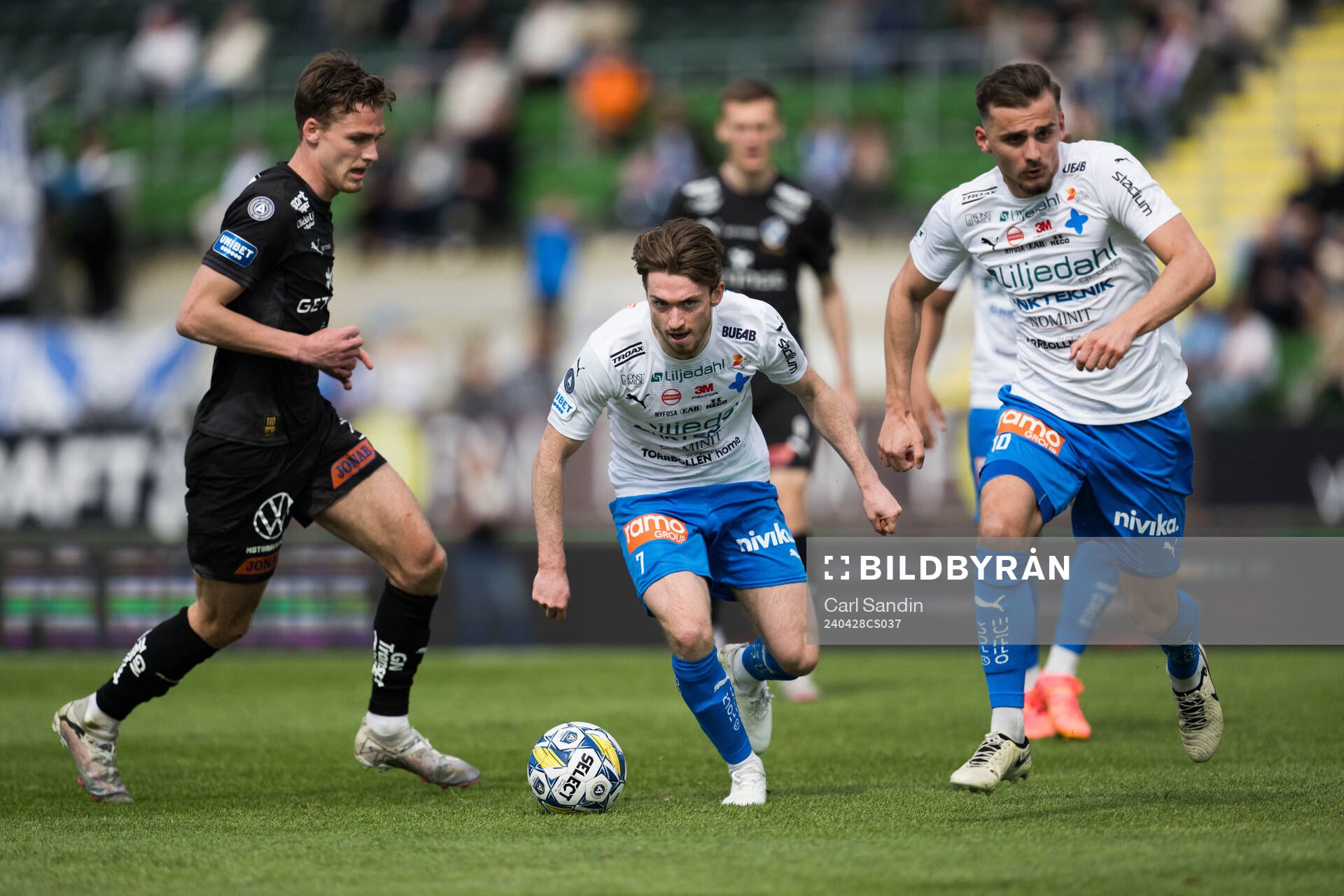 Halmstads Villiam Granath och Värnamos Carl Johansson och Ajdin Zeljkovic under fotbollsmatchen i Allsvenskan mellan Värnamo och Halmstad den 28 april 2024 i Varberg.