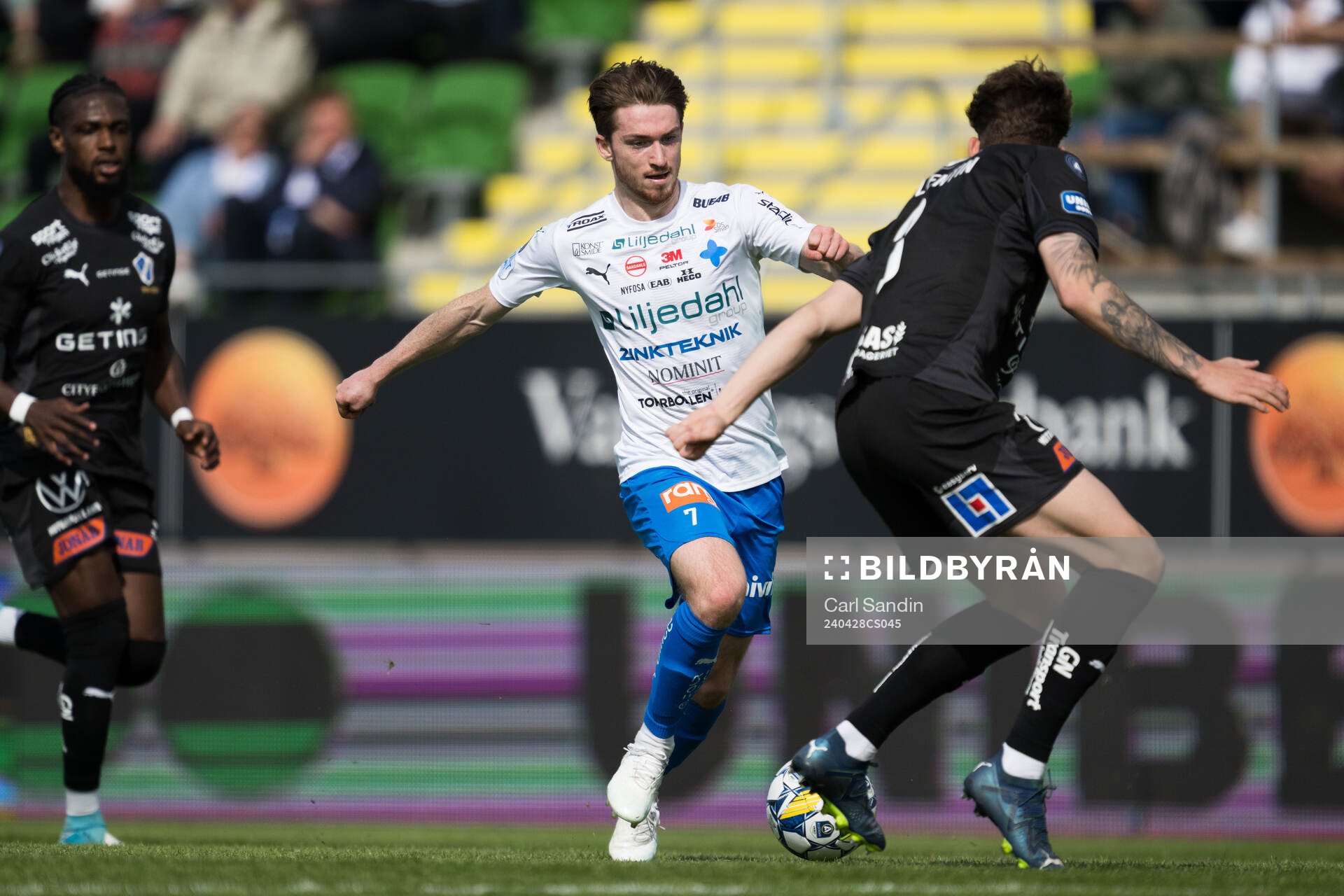Värnamos Carl Johansson under fotbollsmatchen i Allsvenskan mellan Värnamo och Halmstad den 28 april 2024 i Varberg. 