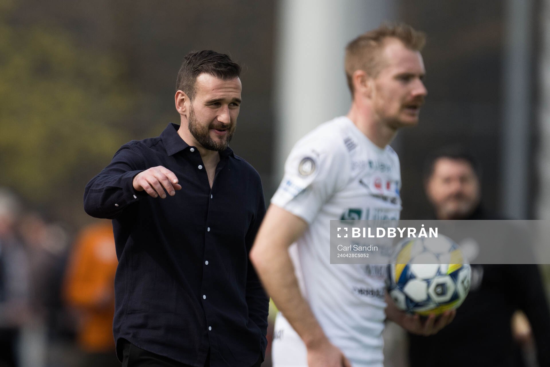 Värnamos tränare Anes Mravac under fotbollsmatchen i Allsvenskan mellan Värnamo och Halmstad den 28 april 2024 i Varberg. 