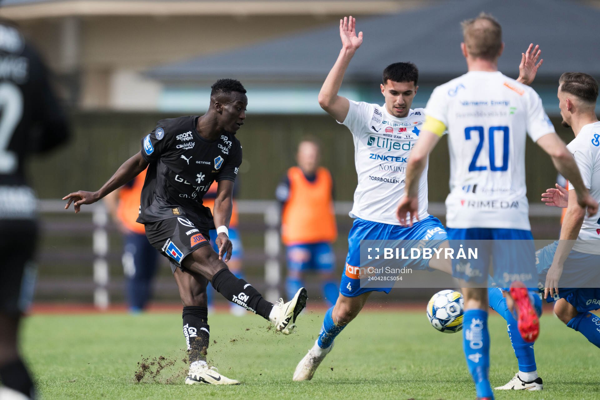 Halmstads Naeem Mohammed och Värnamos Emin Hasic under fotbollsmatchen i Allsvenskan mellan Värnamo och Halmstad den 28 april 2024 i Varberg.