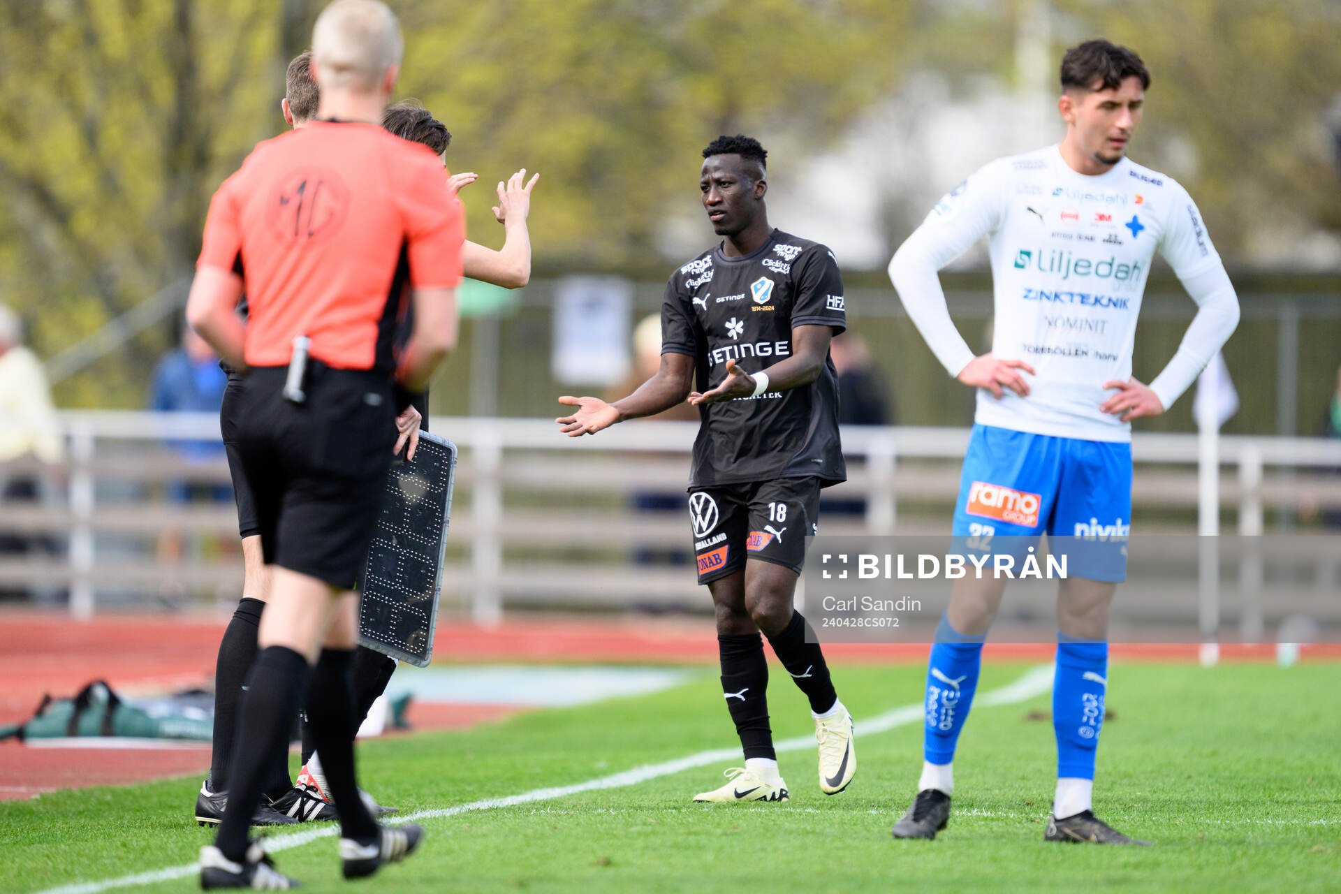 Halmstads Naeem Mohammed under fotbollsmatchen i Allsvenskan mellan Värnamo och Halmstad den 28 april 2024 i Varberg. 