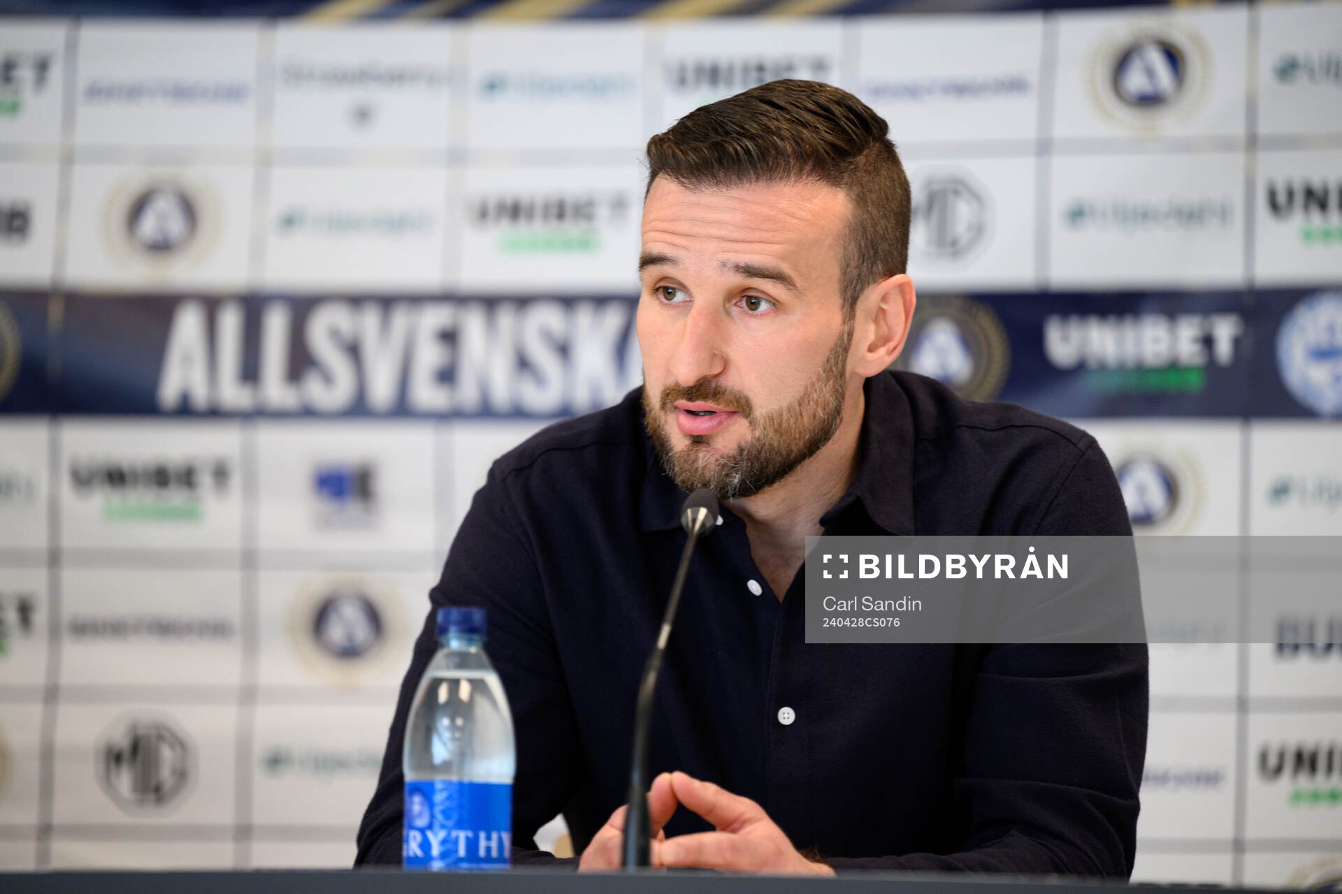 Värnamos tränare Anes Mravac på en presskonferens