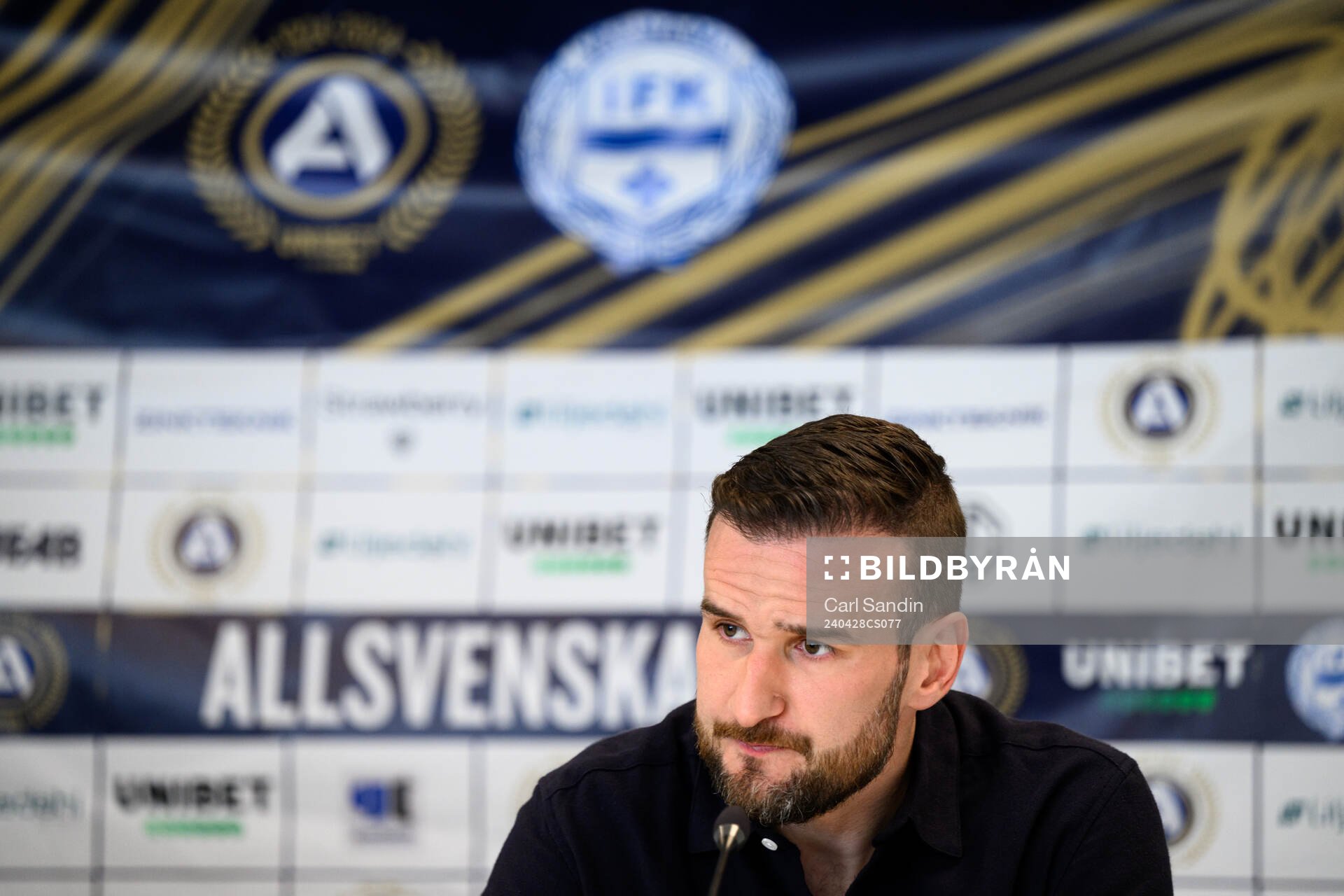 Värnamos tränare Anes Mravac på en presskonferens efter fotbollsmatchen i Allsvenskan mellan Värnamo och Halmstad den 28 april 2024 i Varberg.