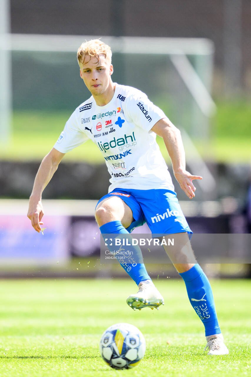 Värnamos Victor Larsson under fotbollsmatchen i Allsvenskan mellan Värnamo och Halmstad den 28 april 2024 i Varberg. 